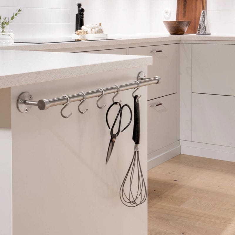 Aveny | Køkkenstang i Rustfrit Stål - inkl. 6 kroge - 640 mm L 640 mm x D 70 mm Beslag Design 948001-41 FINICC