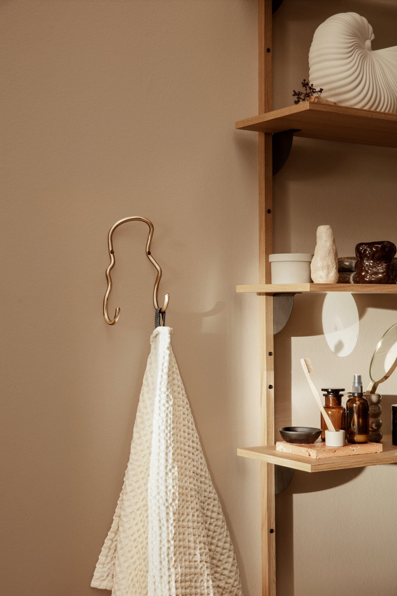 Curvature Double | Knage i Mat Messing Med lak L 126 mm x B 213 mm ferm LIVING FL-1104263290 FINICC