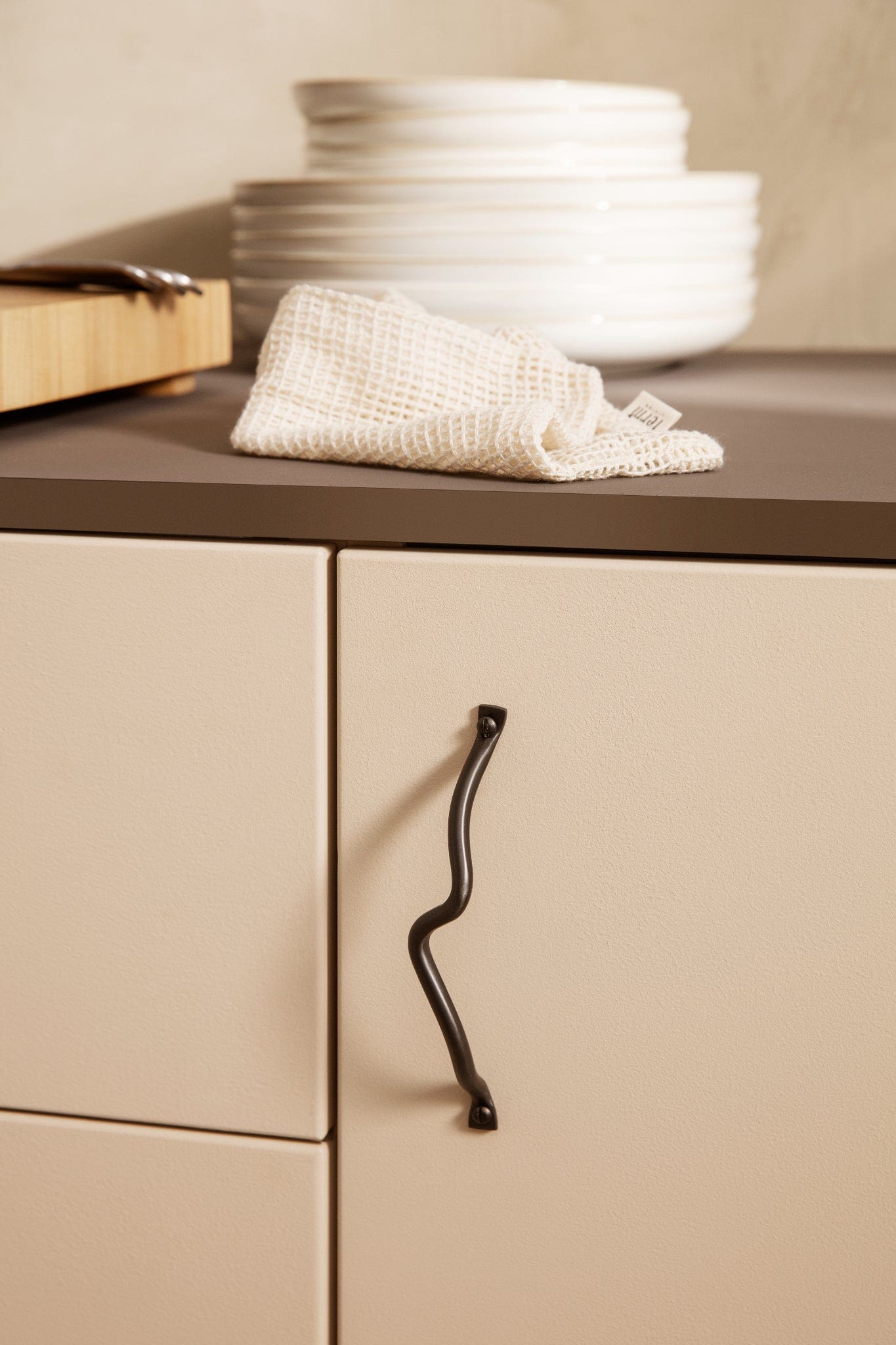Curvature | Greb i Mat Sort L 142 mm (C/C 128 mm) ferm LIVING FL-1104263805 FINICC