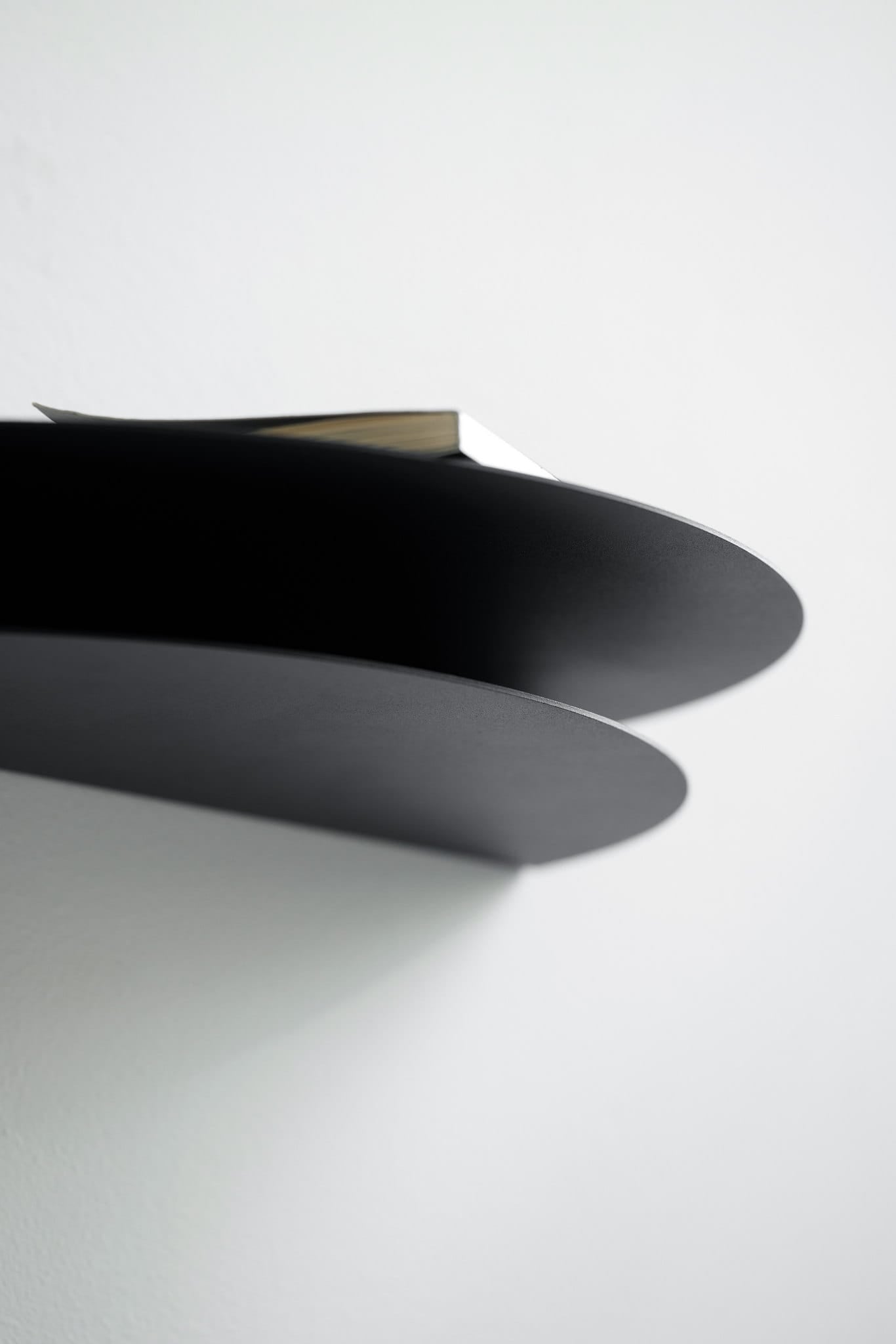 Half Moon Shelf | Hylde i Mat Sort Moebe FINICC