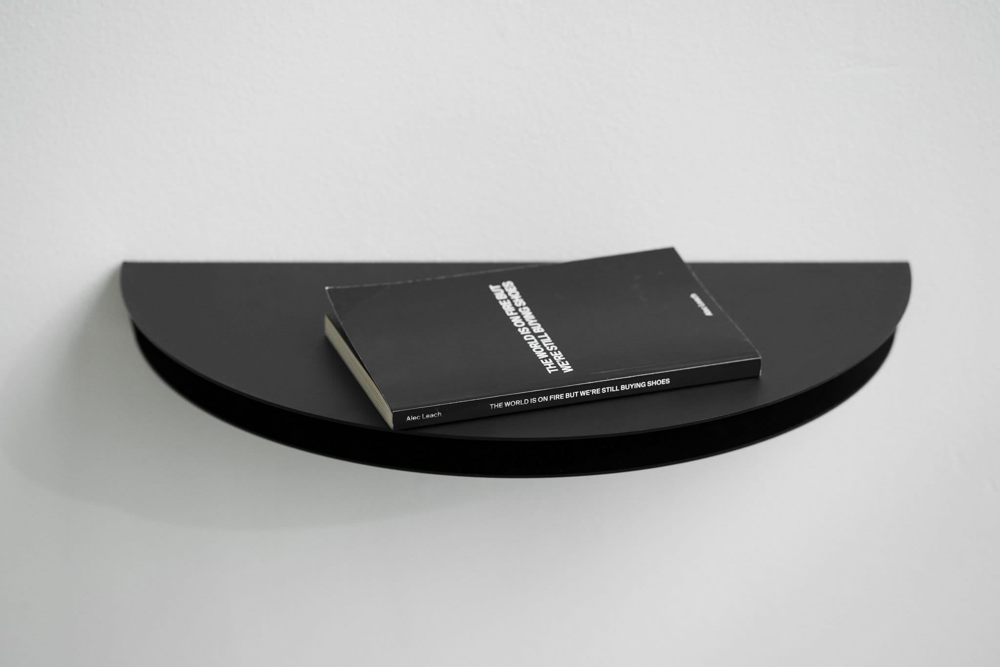 Half Moon Shelf | Hylde i Mat Sort Moebe FINICC