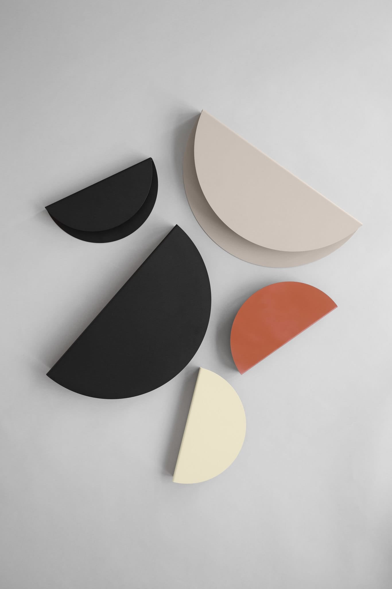 Half Moon Shelf | Hylde i Warm Grey Moebe FINICC