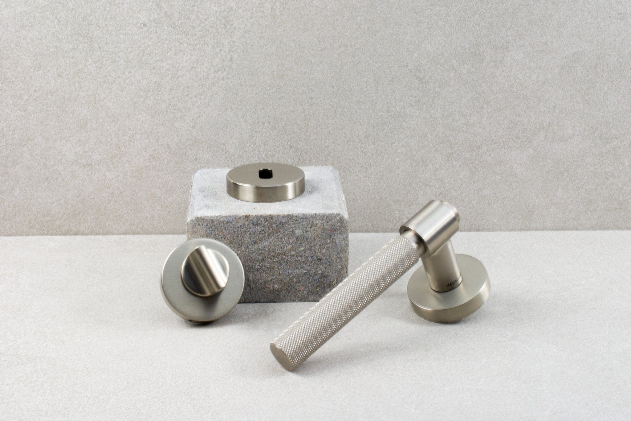 Helix Cross | Dørhåndtag i Børstet Rustfrit Stål Finish L 150 mm (C/C 30 mm) Beslag Design 751013-41 FINICC