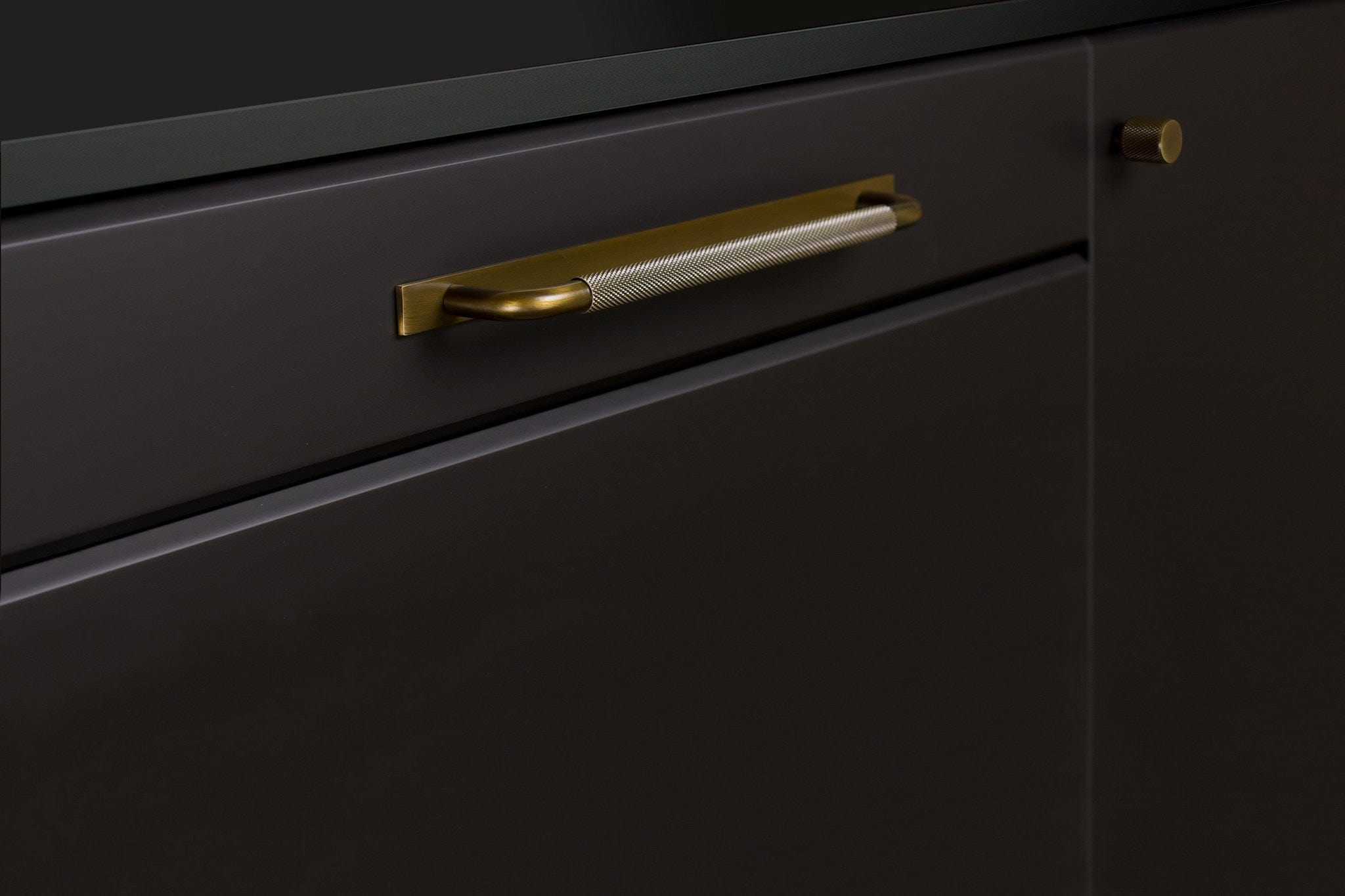 Helix Cross | Greb i Antik Bronze - med bagplade Beslag Design FINICC