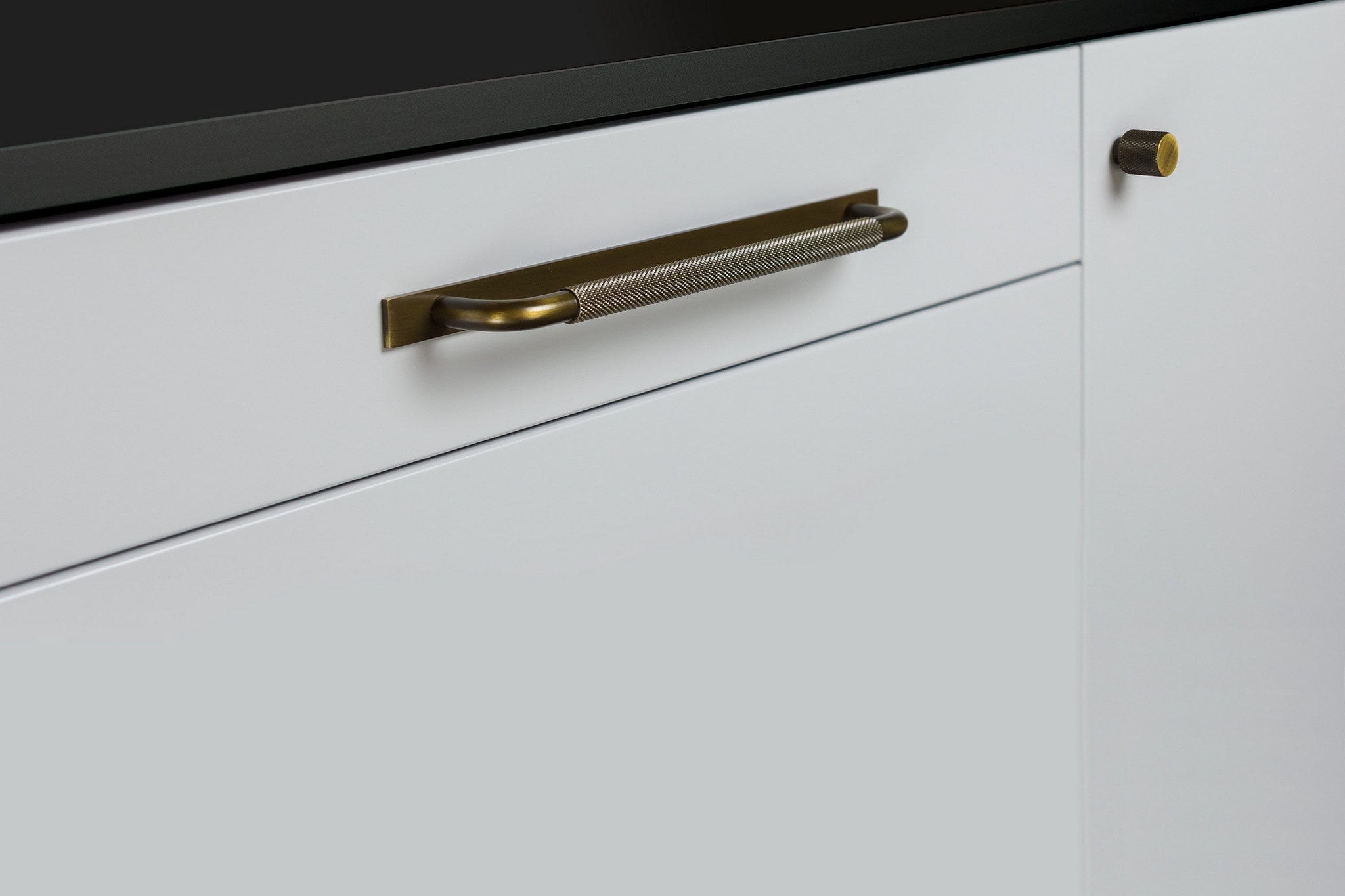 Helix Cross | Greb i Antik Bronze - med bagplade Beslag Design FINICC