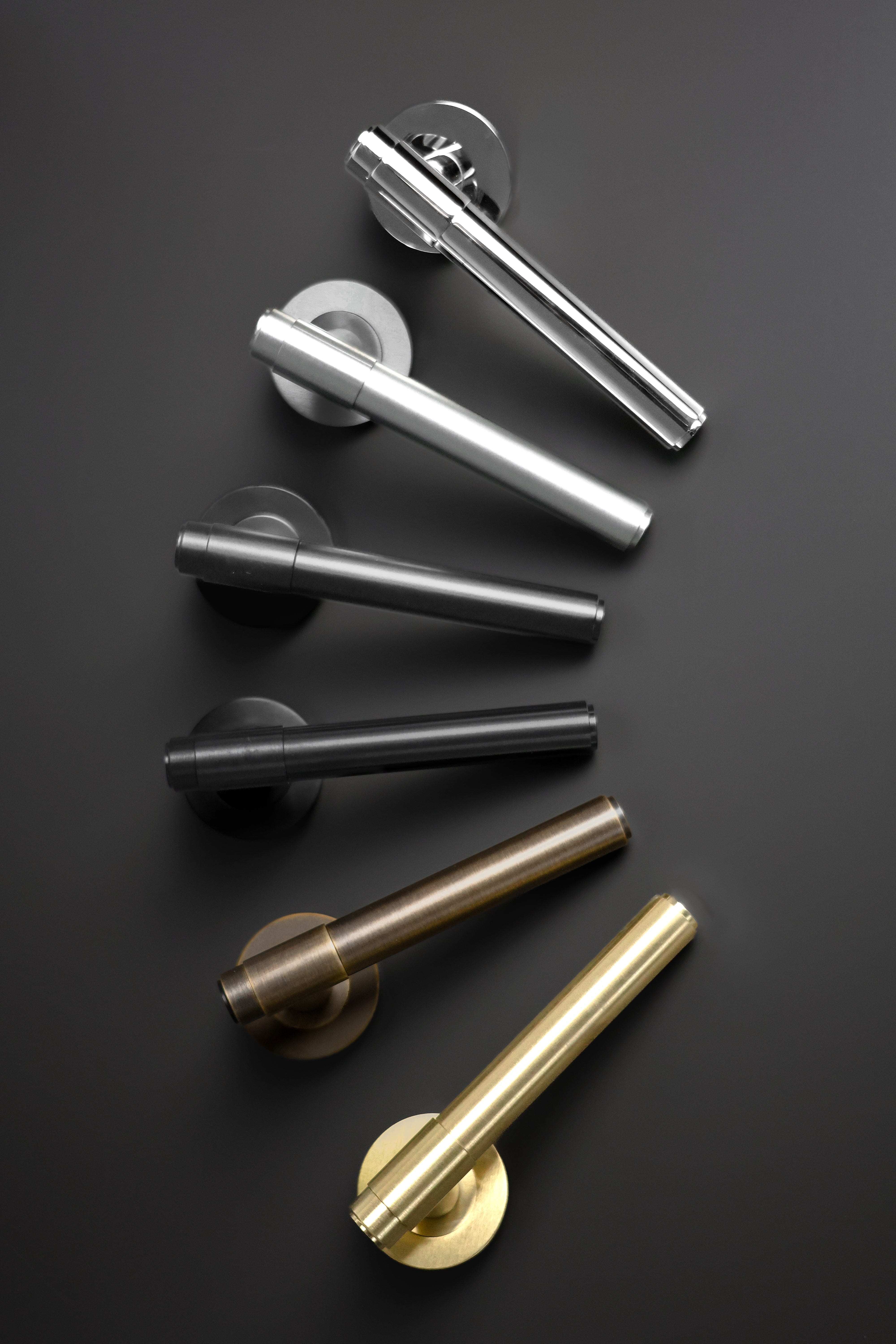 Kingston Plain | Dørhåndtag i Dark Bronze Alexander & Wilks AW241DBZPVD-SET FINICC