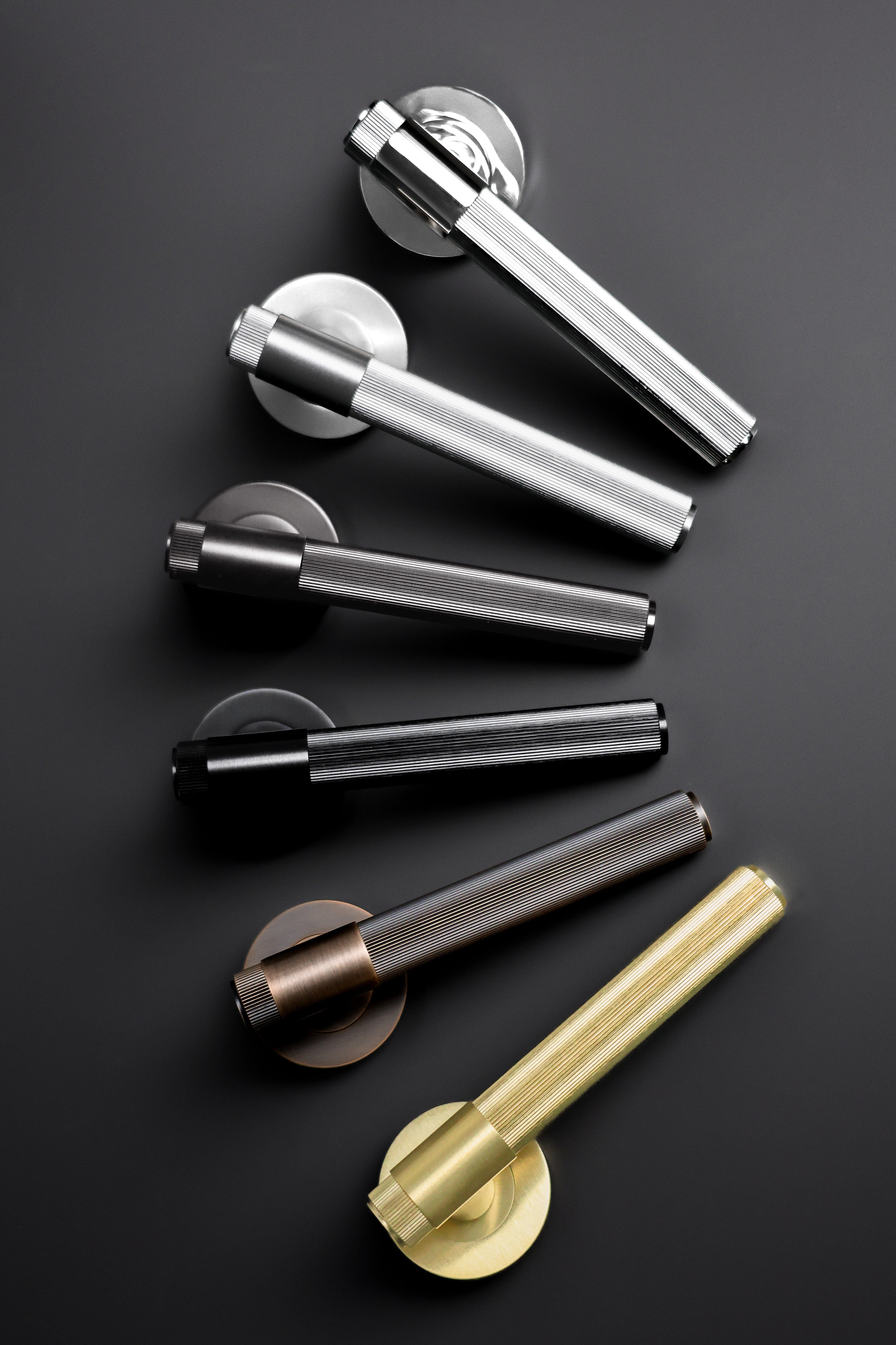 Kingston Reeded | Dørhåndtag i Blank Nikkel Alexander & Wilks AW242PNPVD-SET FINICC
