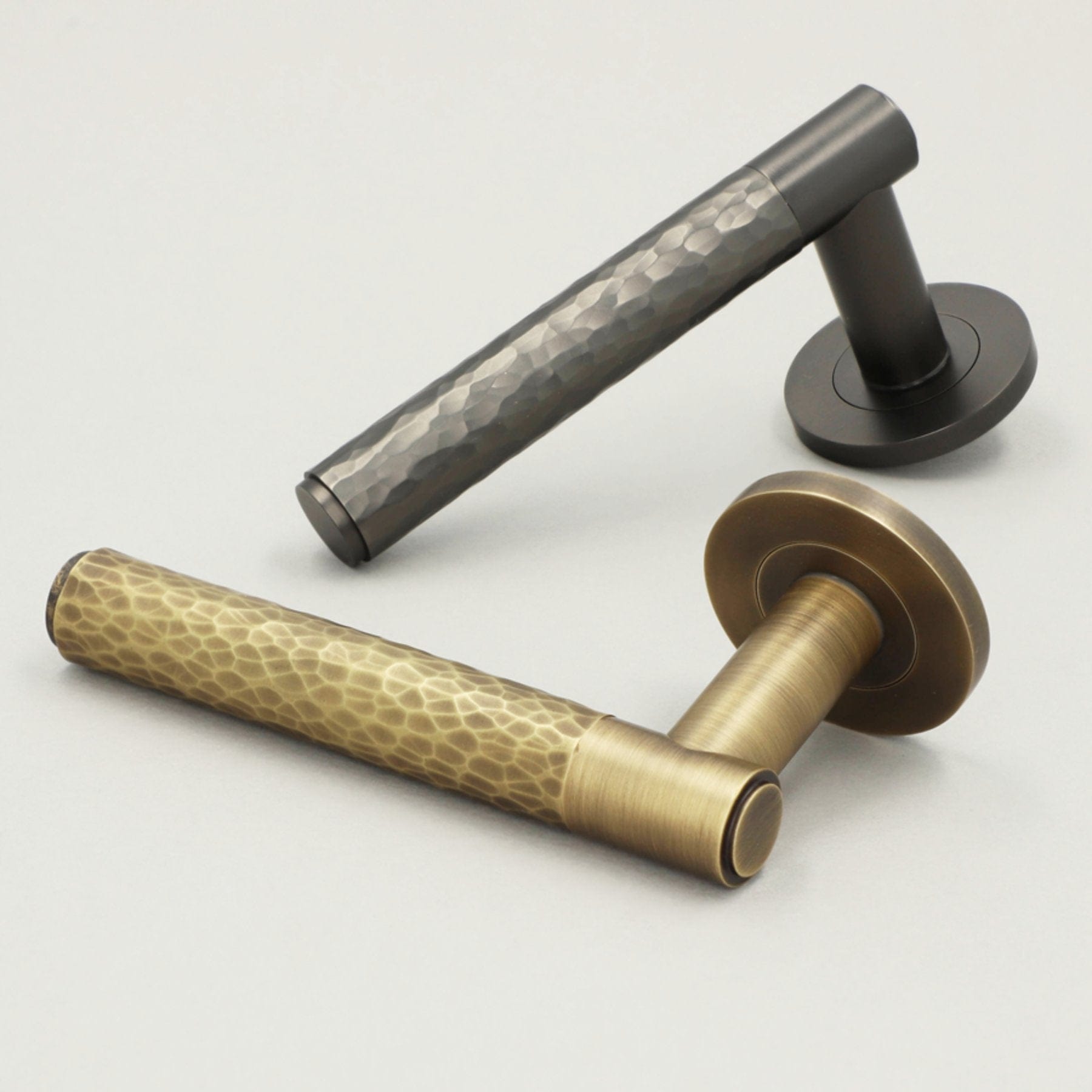 Spitfire Hammered | Dørhåndtag i Dark Bronze Alexander & Wilks AW223DBZ-SET FINICC
