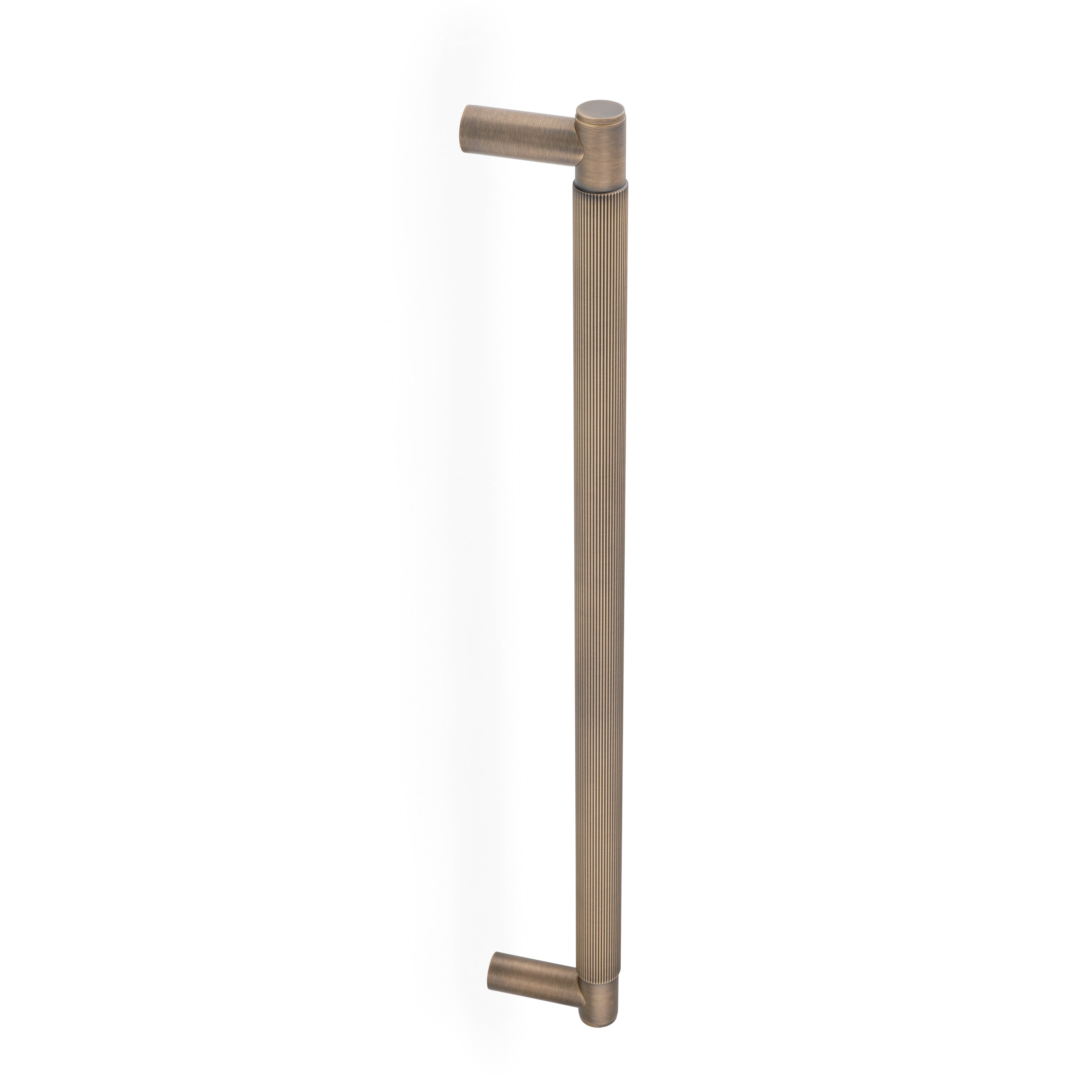 Spitfire Reeded | Pull Bar i Antik Messing L 480 mm (C/C 450 mm) Alexander & Wilks AW502-450-AB FINICC