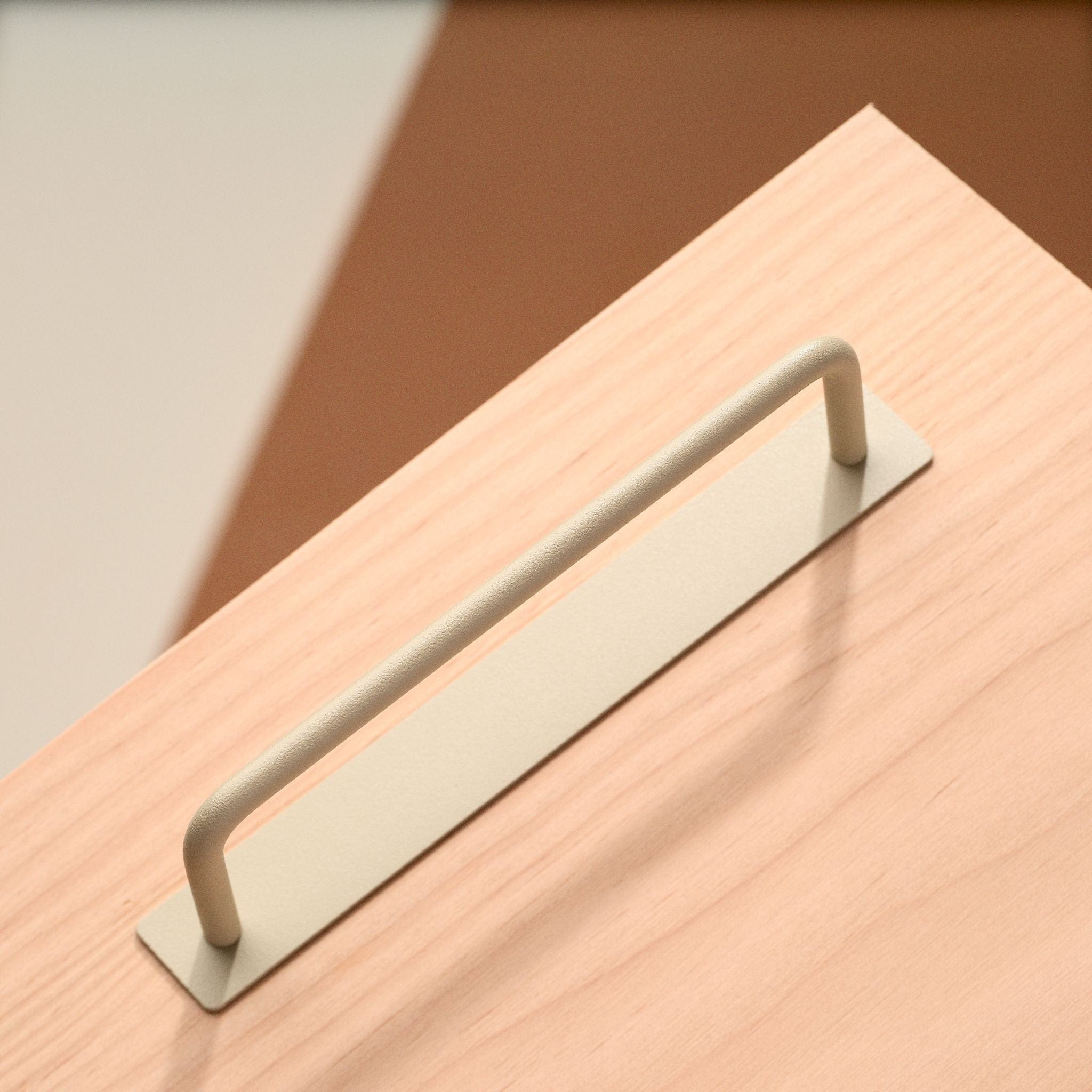Thread | Greb i Greige - med løs bagplade L 136 mm (C/C 128 mm) Toniton 401046-11 FINICC