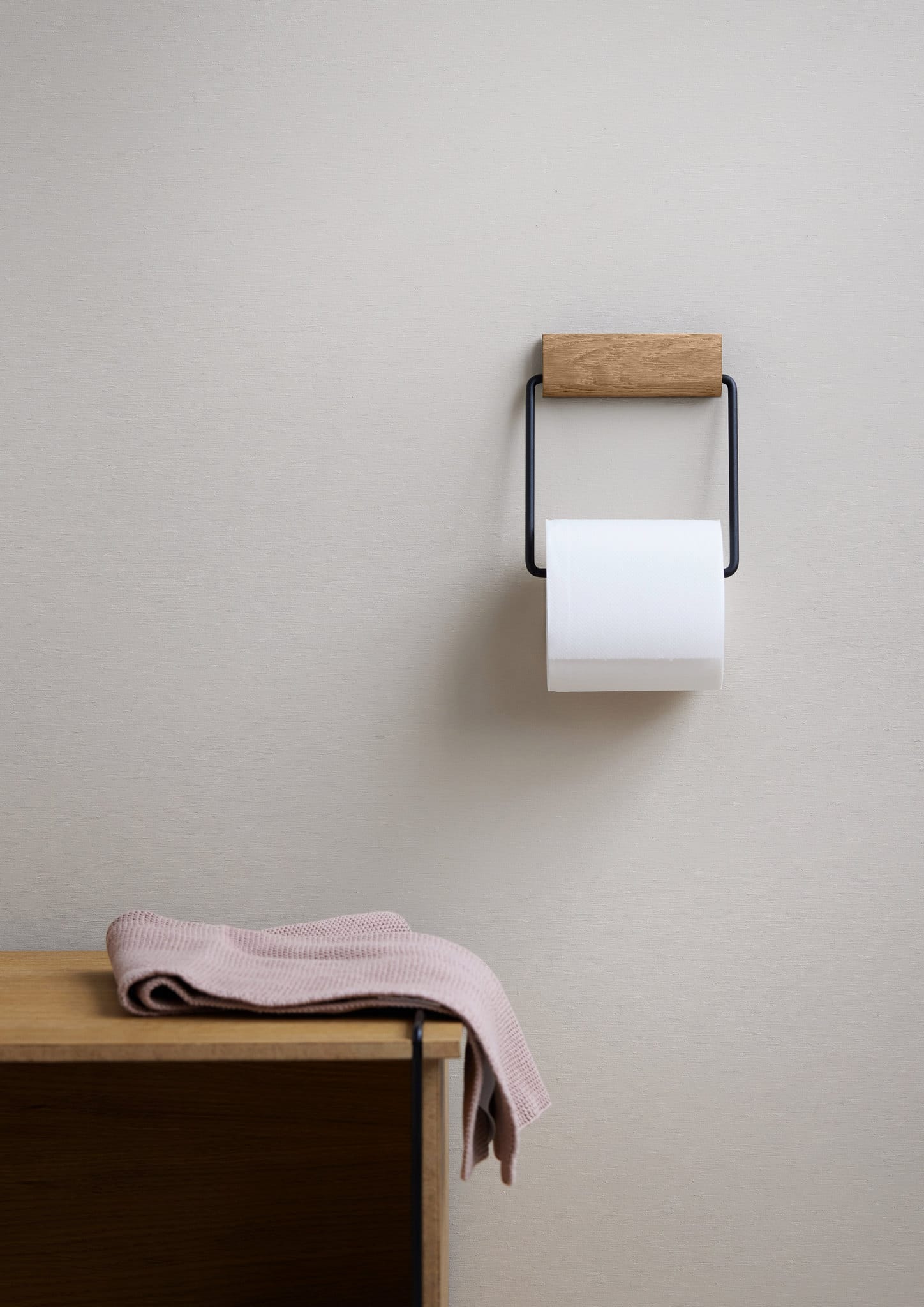 Toilet Roll Holder | Toiletrulleholder i Eg/Sort Moebe MB-TRHOBL FINICC