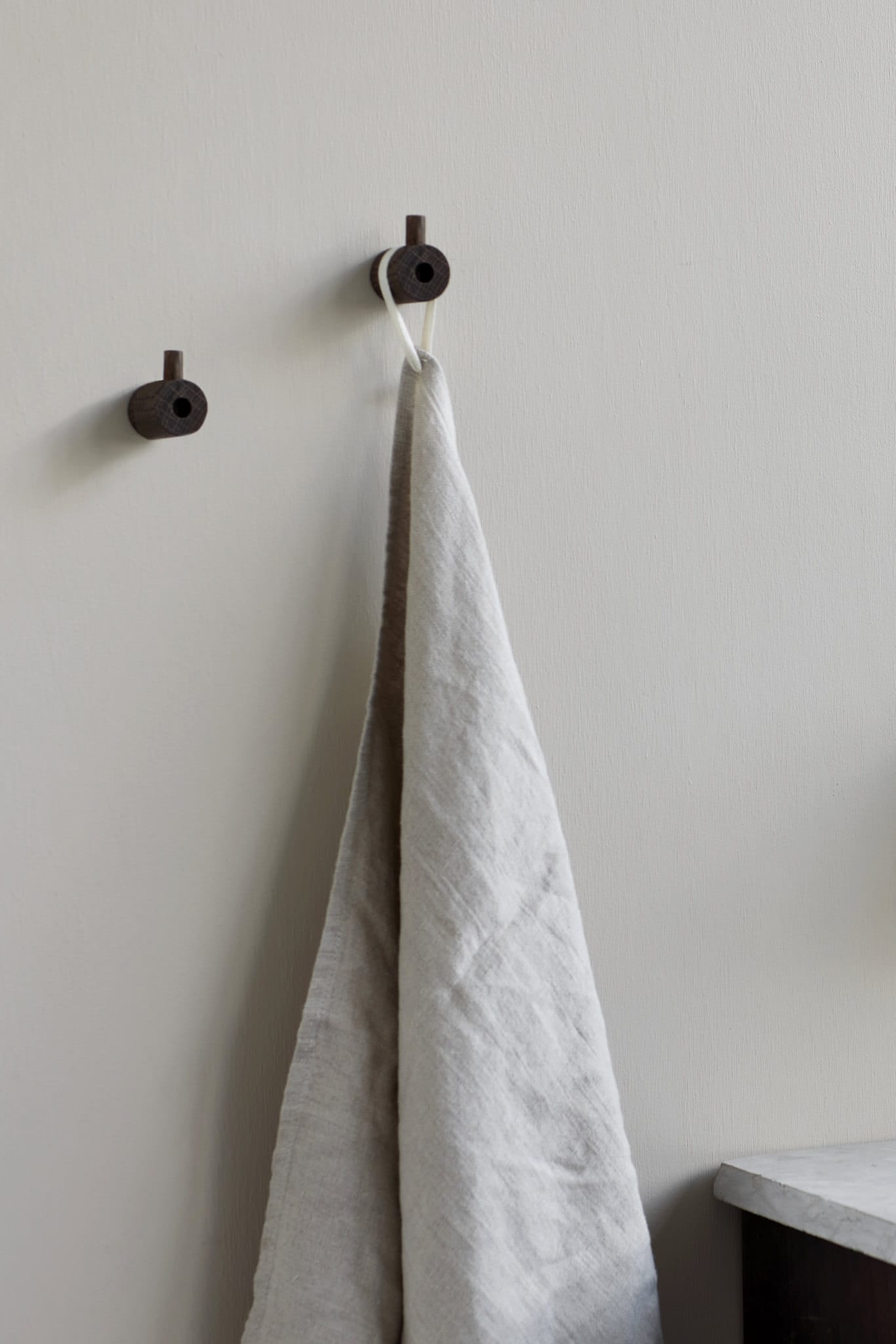 Wooden Wall Hook | Knage i Røget Eg Ø 2,8 cm x D 3,8 cm Moebe MB-WWHSO FINICC