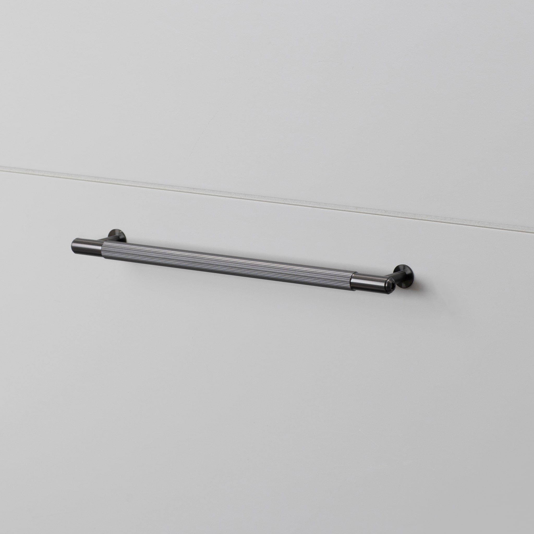 Linear | Greb i Grå (Gun Metal) Buster + Punch FINICC