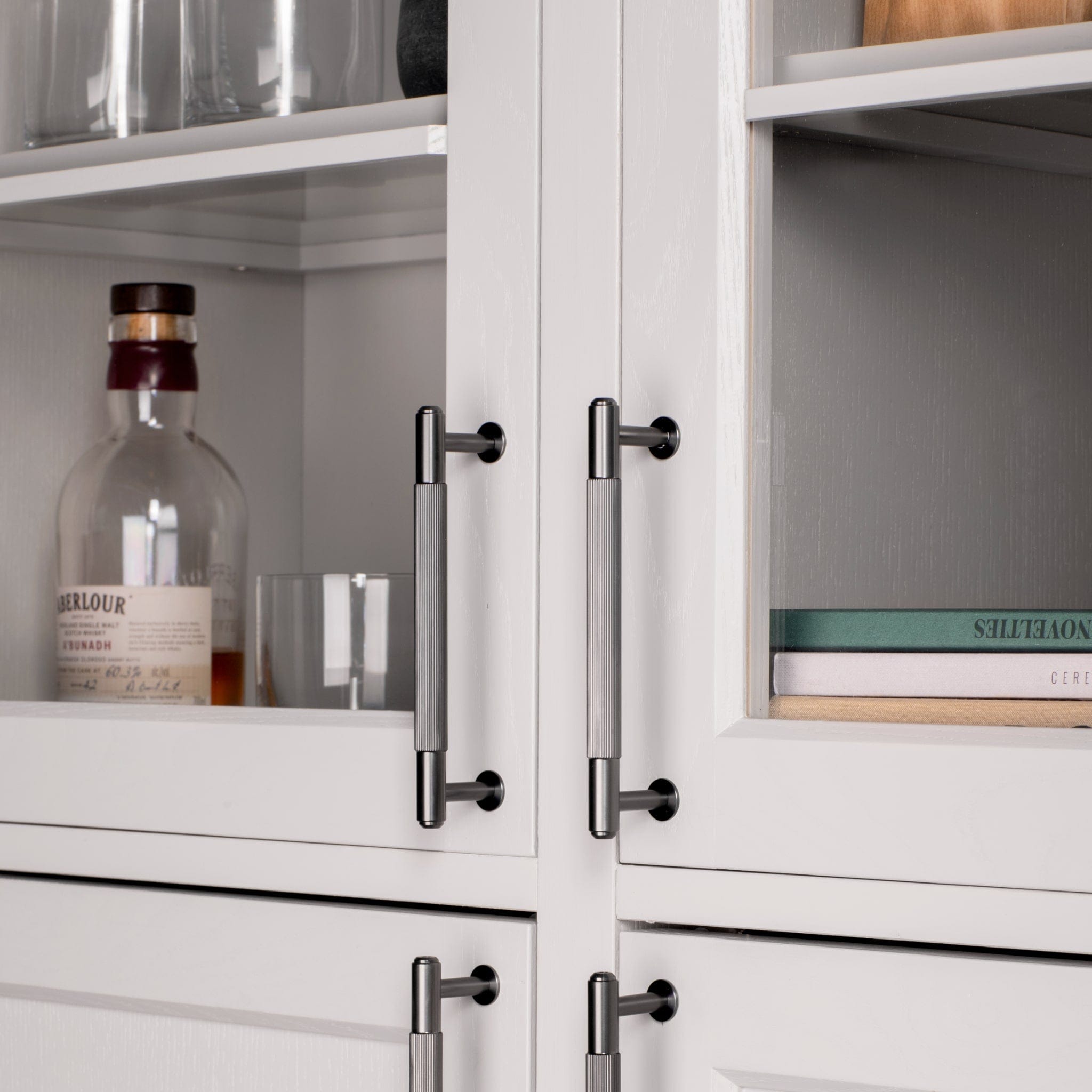 Linear | Greb i Grå (Gun Metal) Buster + Punch FINICC