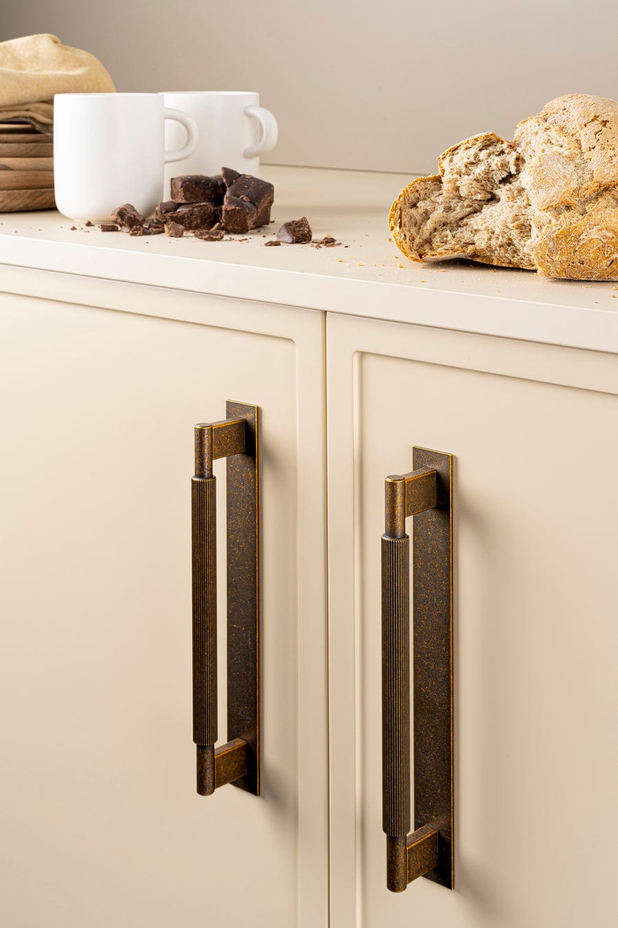 Arpa Back | Greb i Antik Messing med bagplade L 230 mm (C/C 192 mm) Viefe VF-0588192L623 FINICC