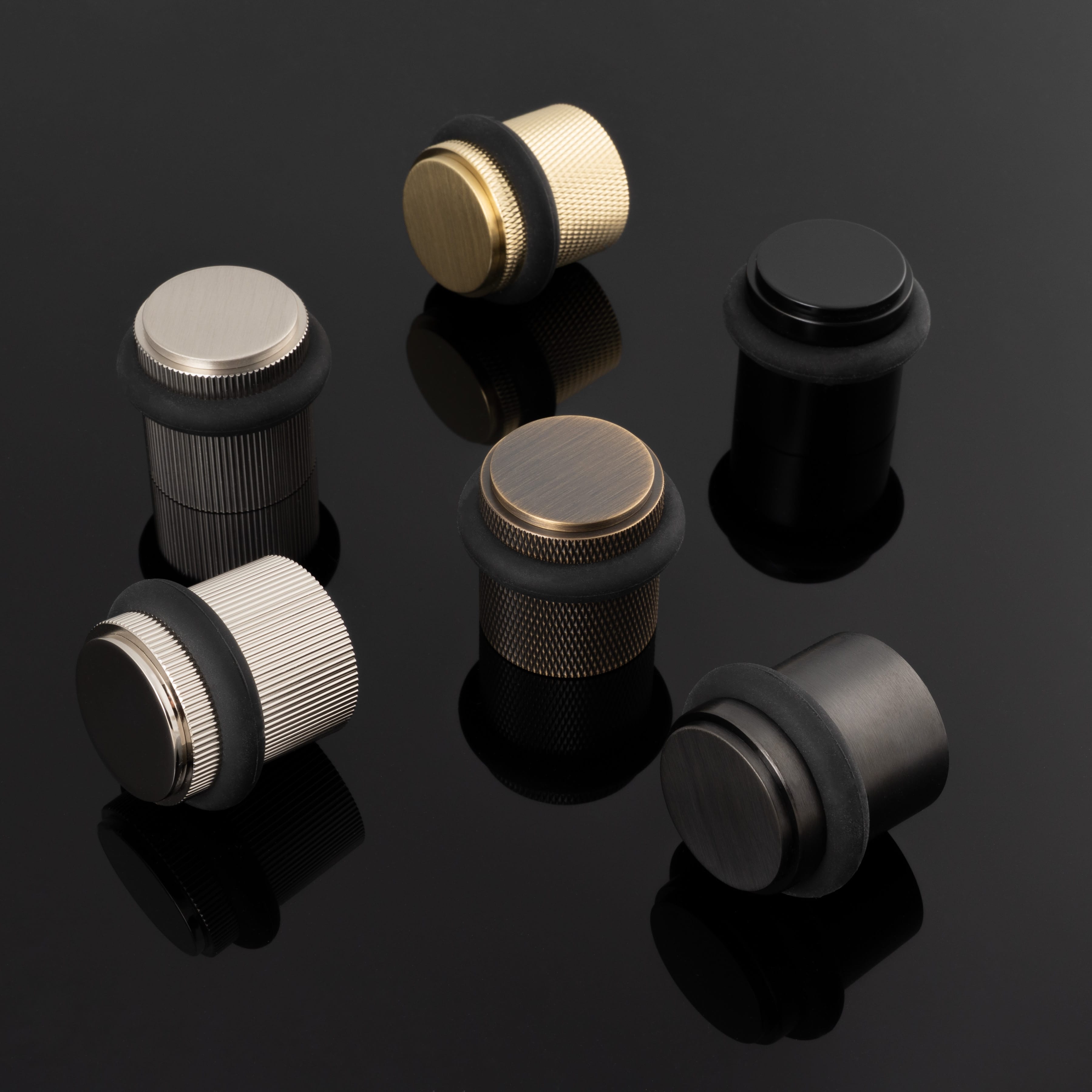 Brunel Floor Cross | Dørstopper i Antik Messing Ø 35 mm x H 38,5 mm Alexander & Wilks AW639KAB FINICC