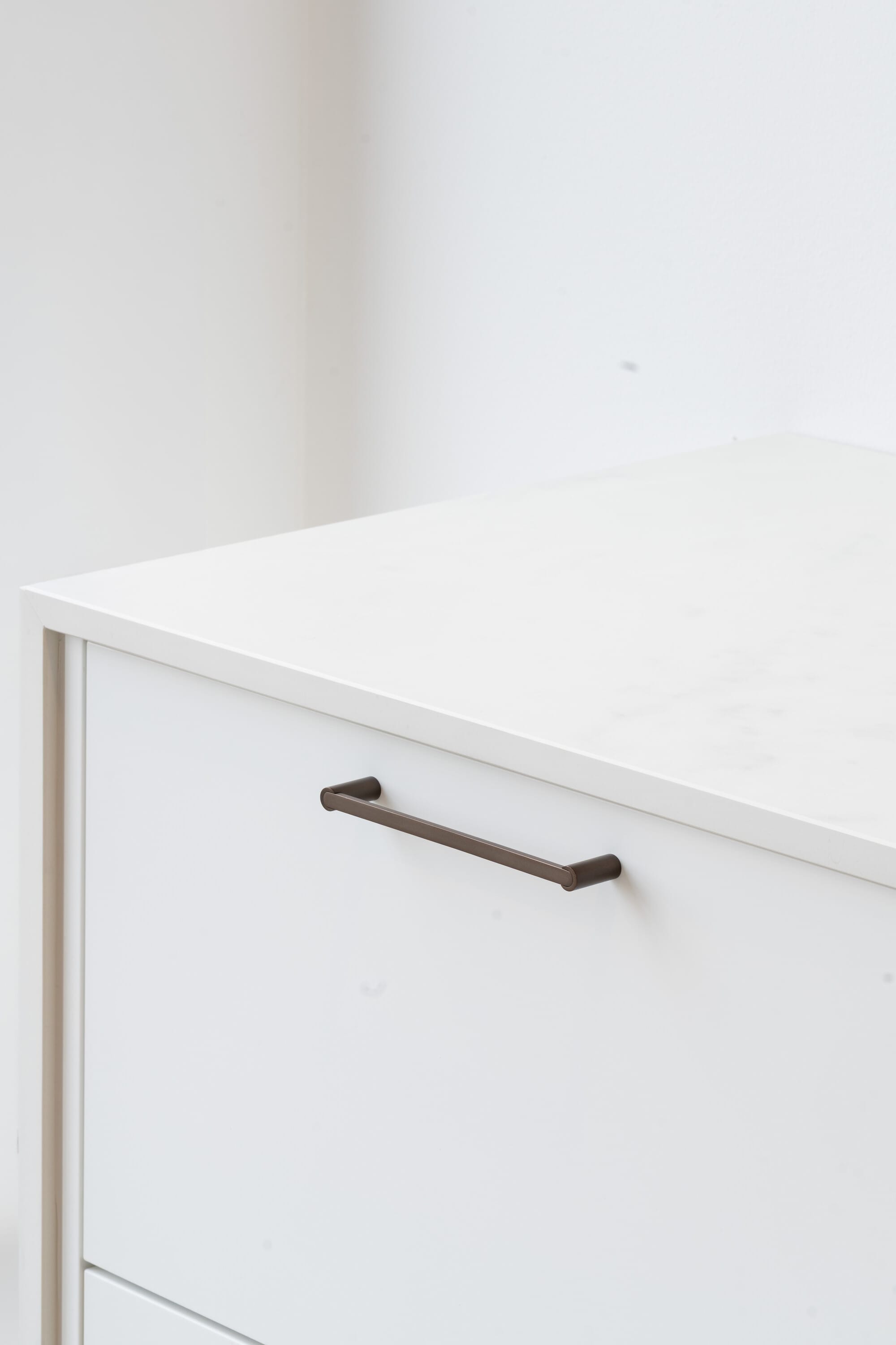 Flow | Greb i Bruneret Messing Beslag Design FINICC