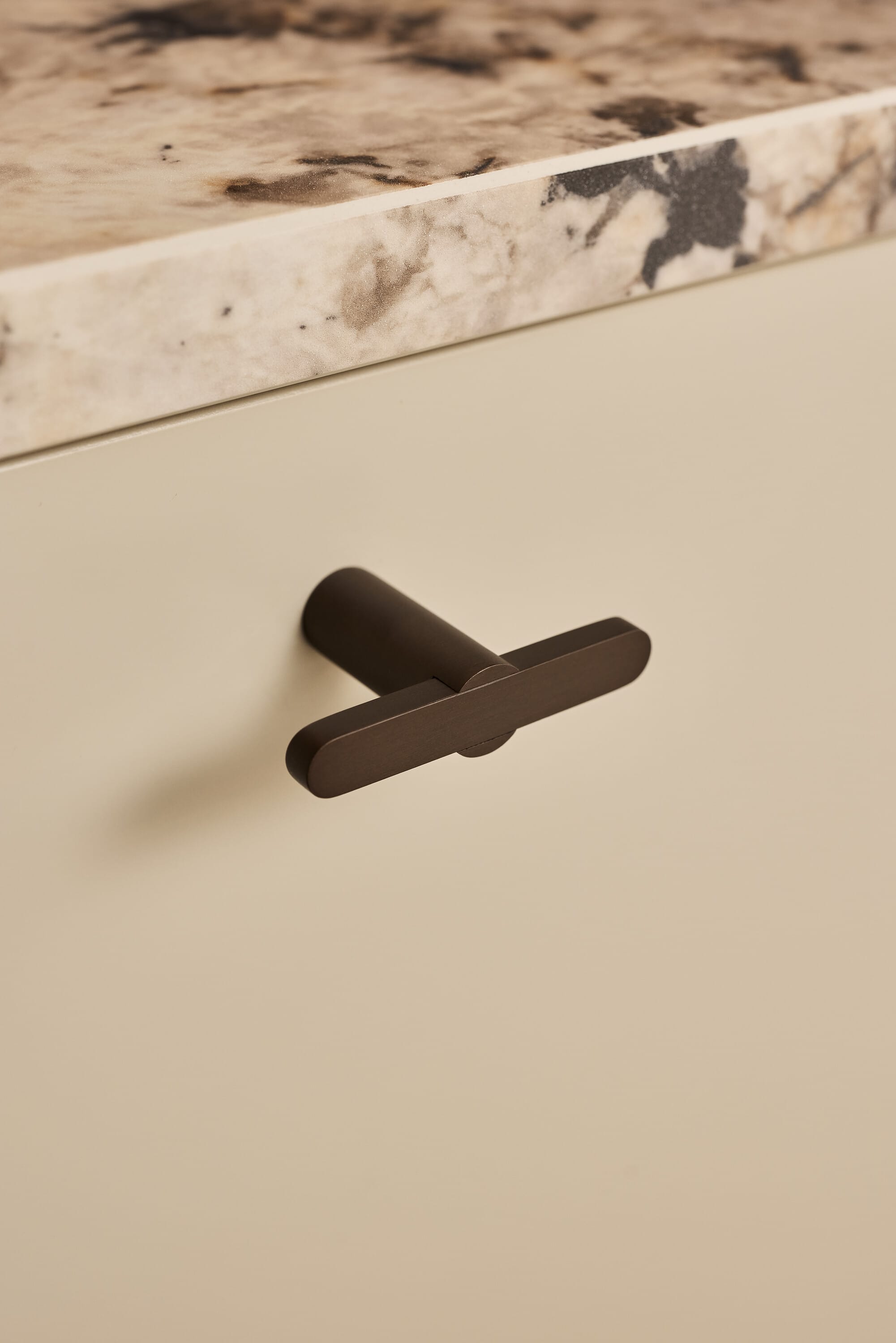 Flow | T-Greb i Bruneret Messing L 50 mm x D 30 mm Beslag Design BD-343572-11 FINICC