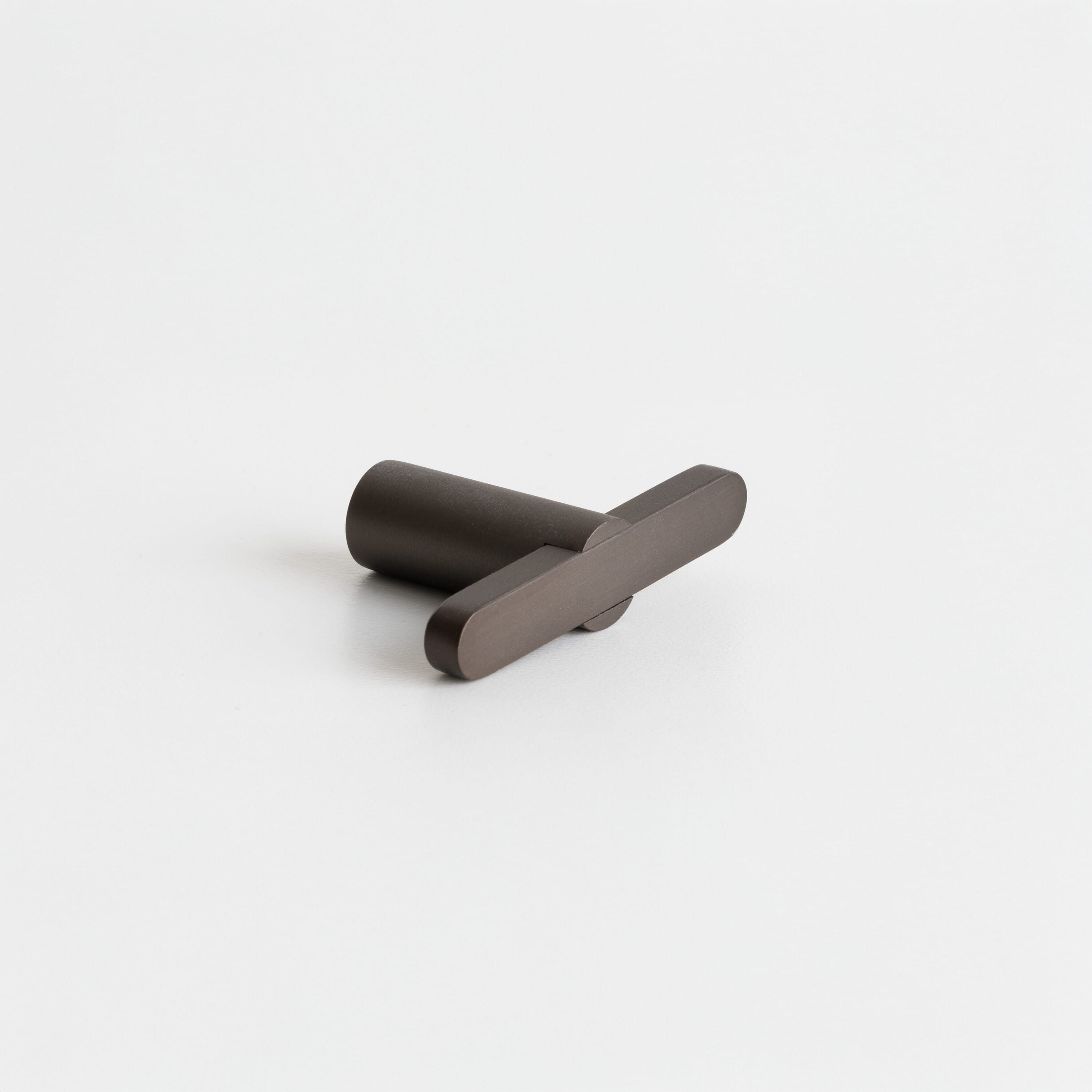 Flow | T-Greb i Bruneret Messing L 50 mm x D 30 mm Beslag Design BD-343572-11 FINICC