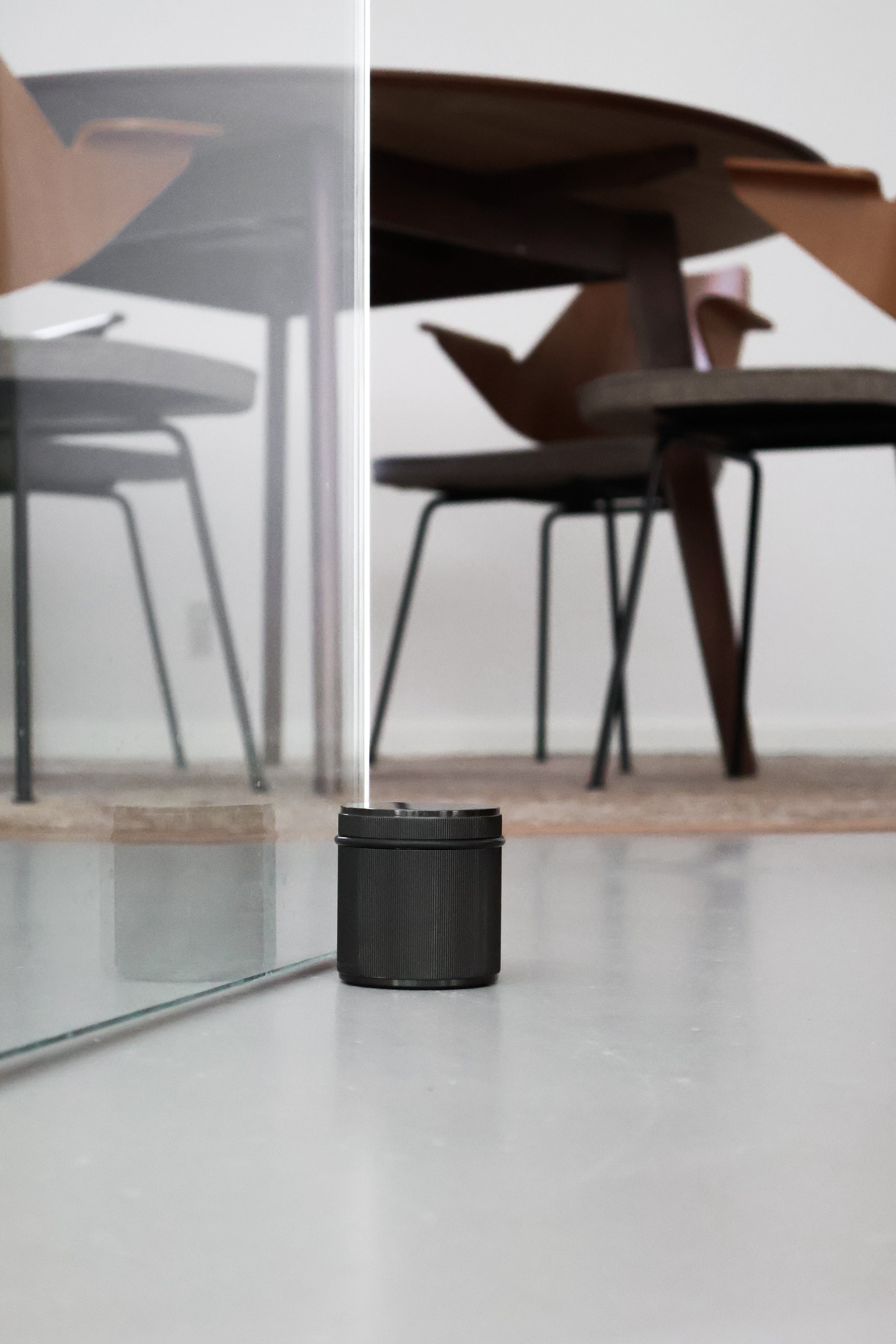 Fritstående dørstopper i linjeret mønster, gun metal Buster + Punch BP-UDS-351544 FINICC