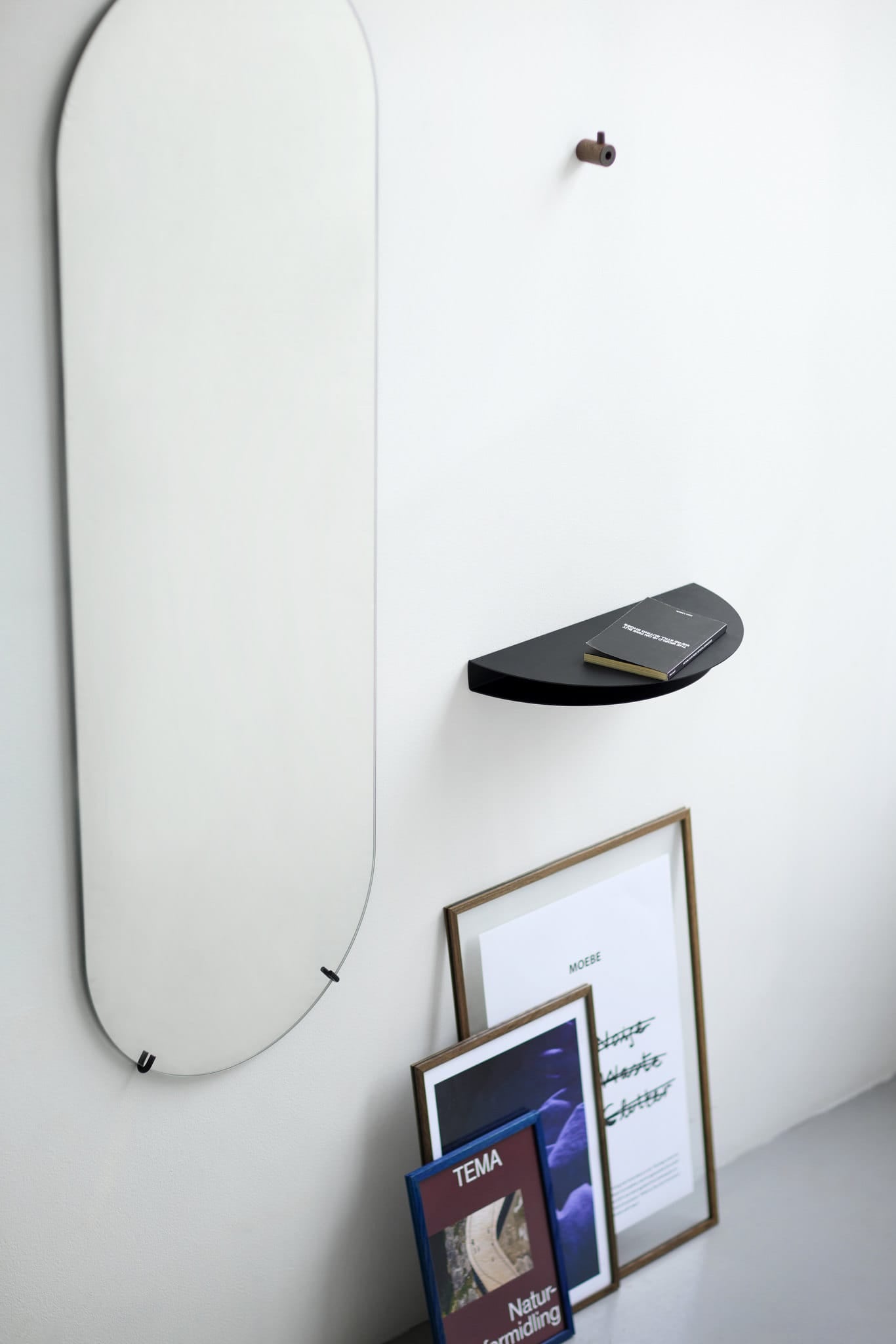 Half Moon Shelf | Hylde i Mat Sort Moebe FINICC