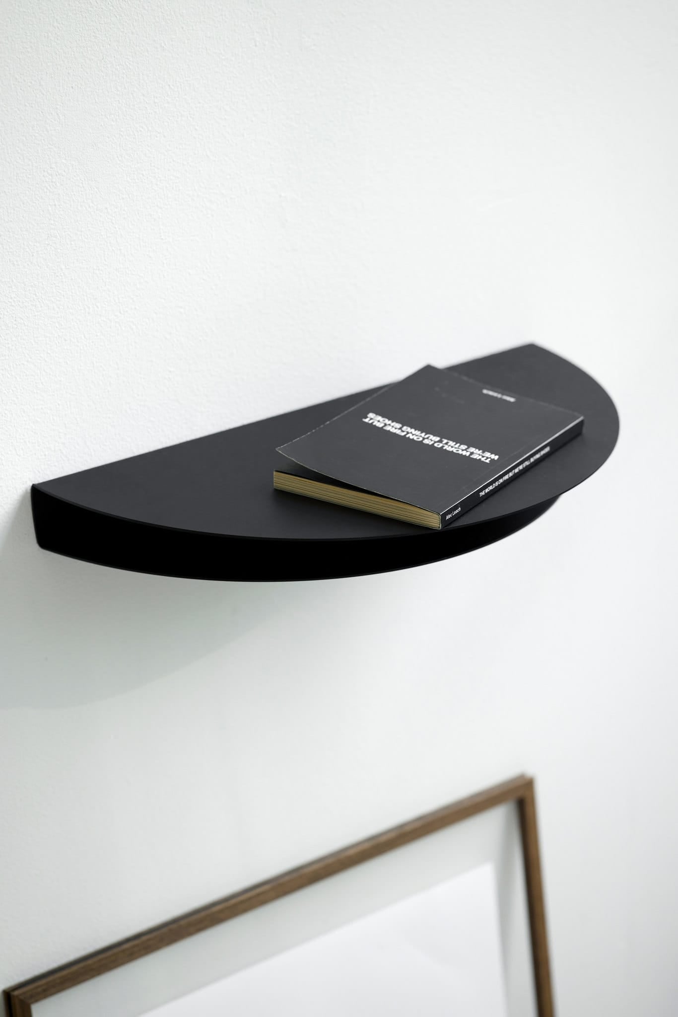 Half Moon Shelf | Hylde i Mat Sort Moebe FINICC