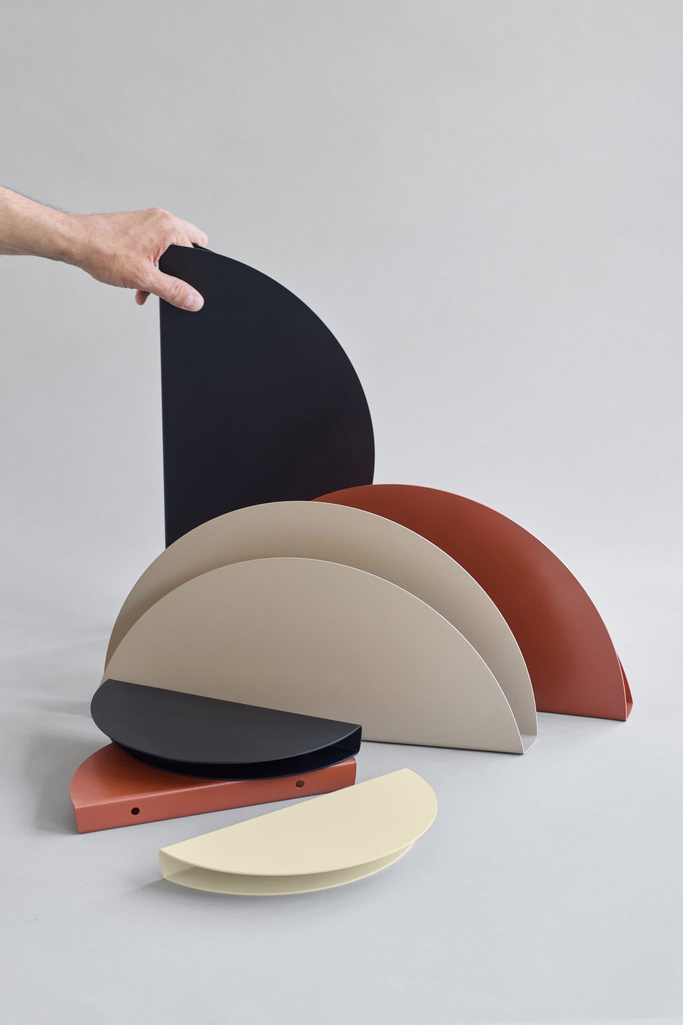 Half Moon Shelf | Hylde i Warm Grey Moebe FINICC
