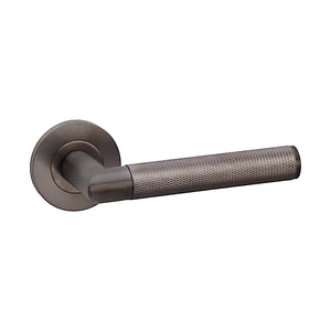 Harrier Cross | Dørhåndtag i Dark Bronze