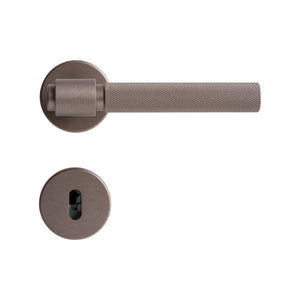 Helix Cross | Dørhåndtag i Dark Bronze