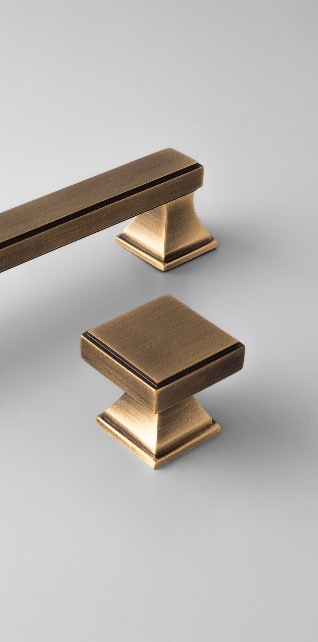 Jesper Square | Knop i Antik Messing Ø  x D 24 mm Alexander & Wilks AW806-30-AB FINICC