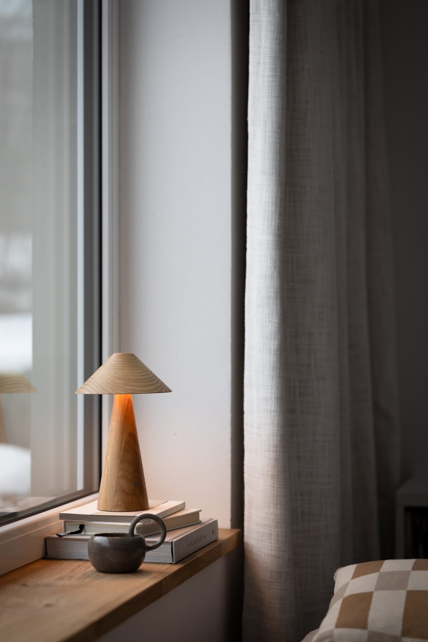 Lucas Portable | Bordlampe i Lakeret Eg Applicata APP-0104 FINICC