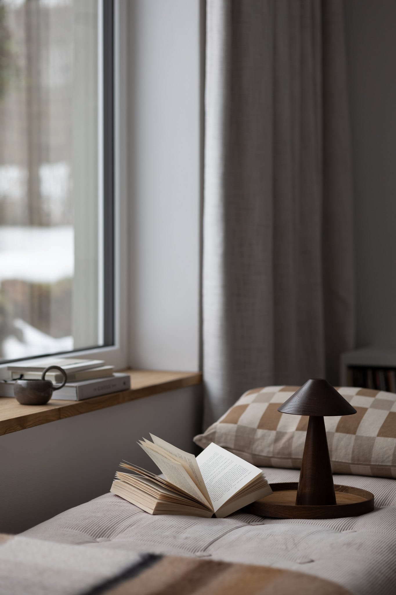 Lucas Portable | Bordlampe i Mørkbejdset Eg Applicata APP-0111 FINICC