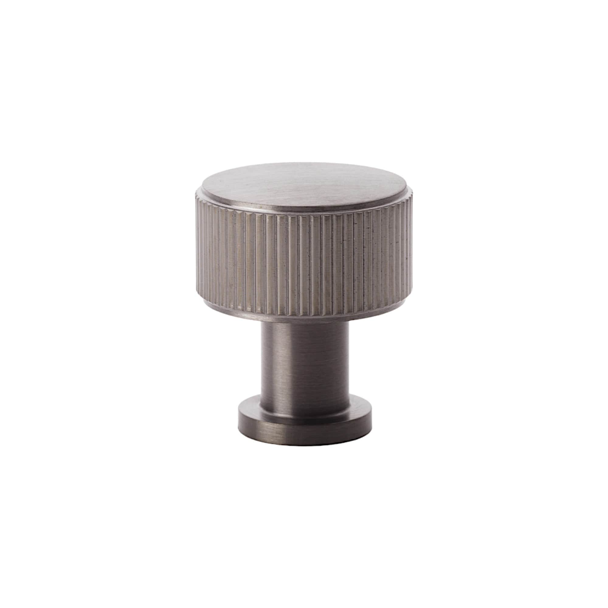Lucia Reeded | Knop i Dark Bronze Ø 29 mm x D 34 mm Alexander & Wilks AW807R-29-DBZPVD FINICC