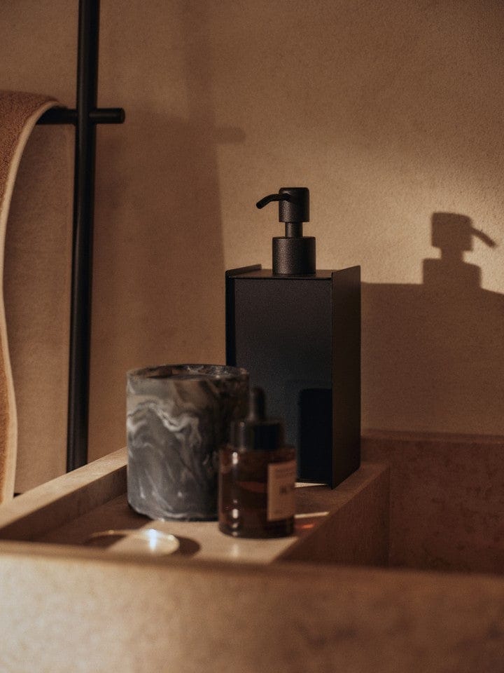 Sama | Sæbedispenser i Sort Ferm Living FL-1104272529 FINICC