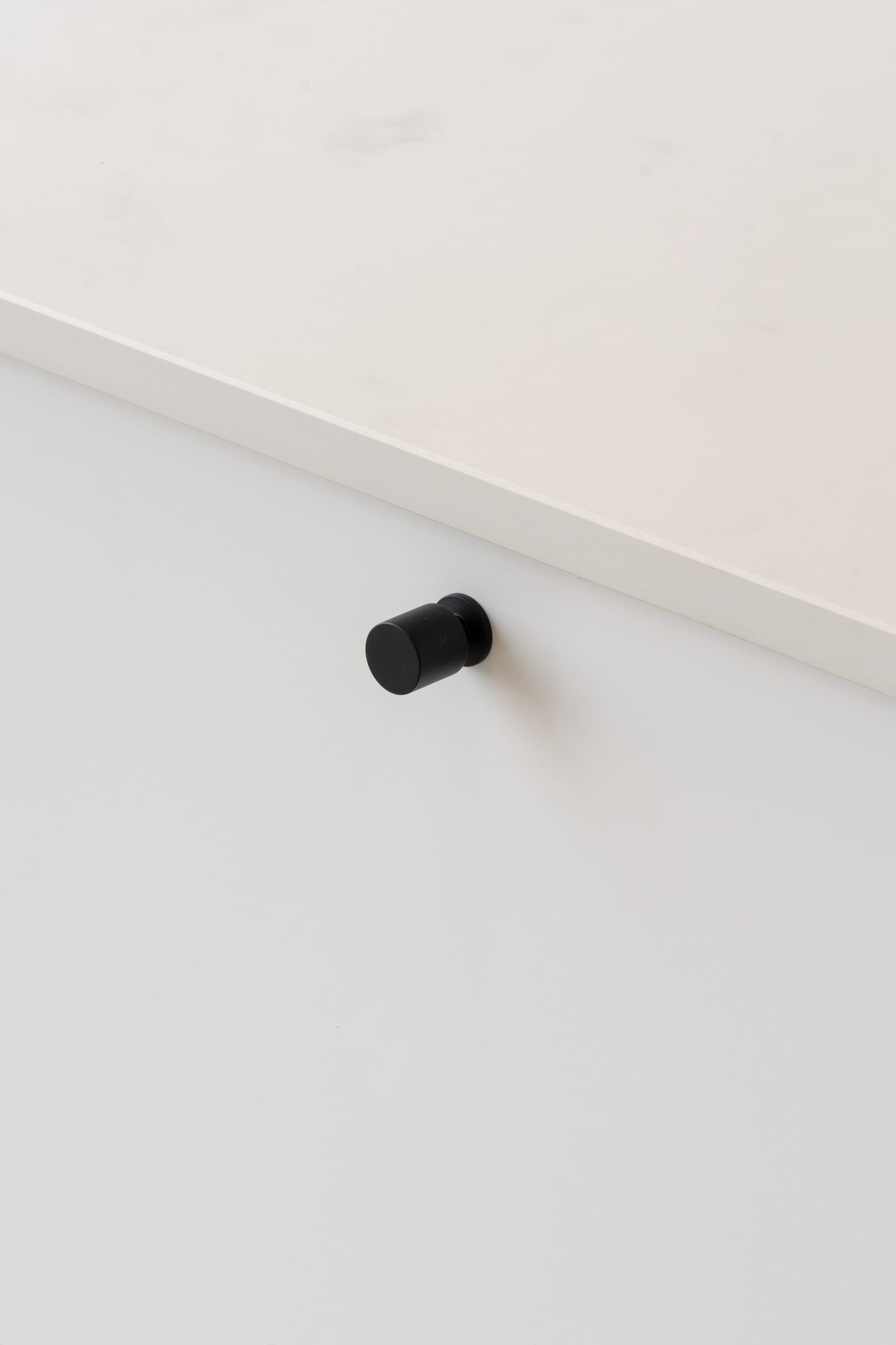 Solo | Knop i Mat Sort Ø 21 mm x D 30 mm Beslag Design BD-343538-11 FINICC