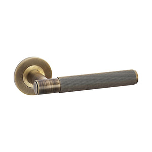 Spitfire Reeded | Dørhåndtag i Antik Messing