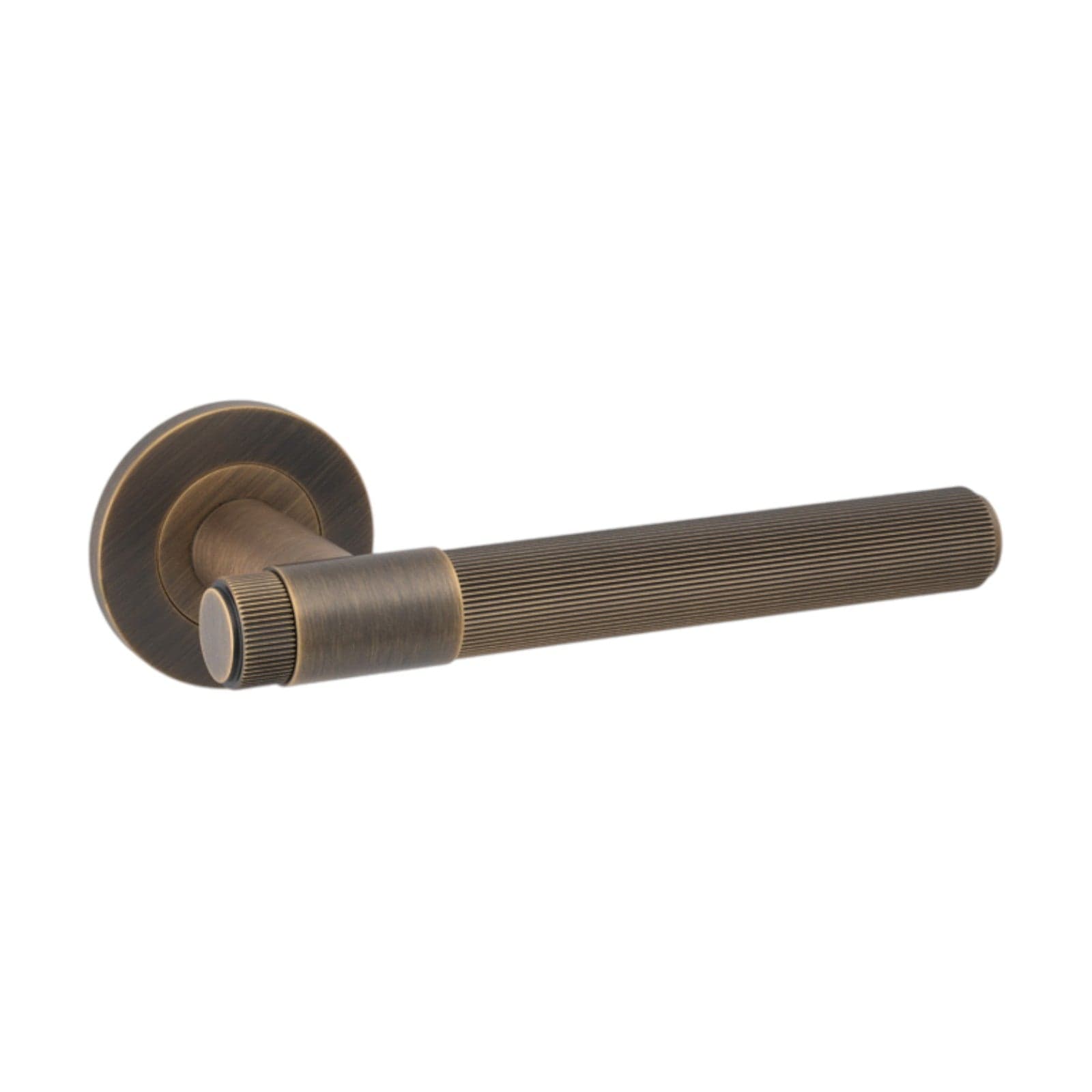 STOCK - Kingston Reeded | Dørhåndtag i Antik Messing Alexander & Wilks AW242AB FINICC