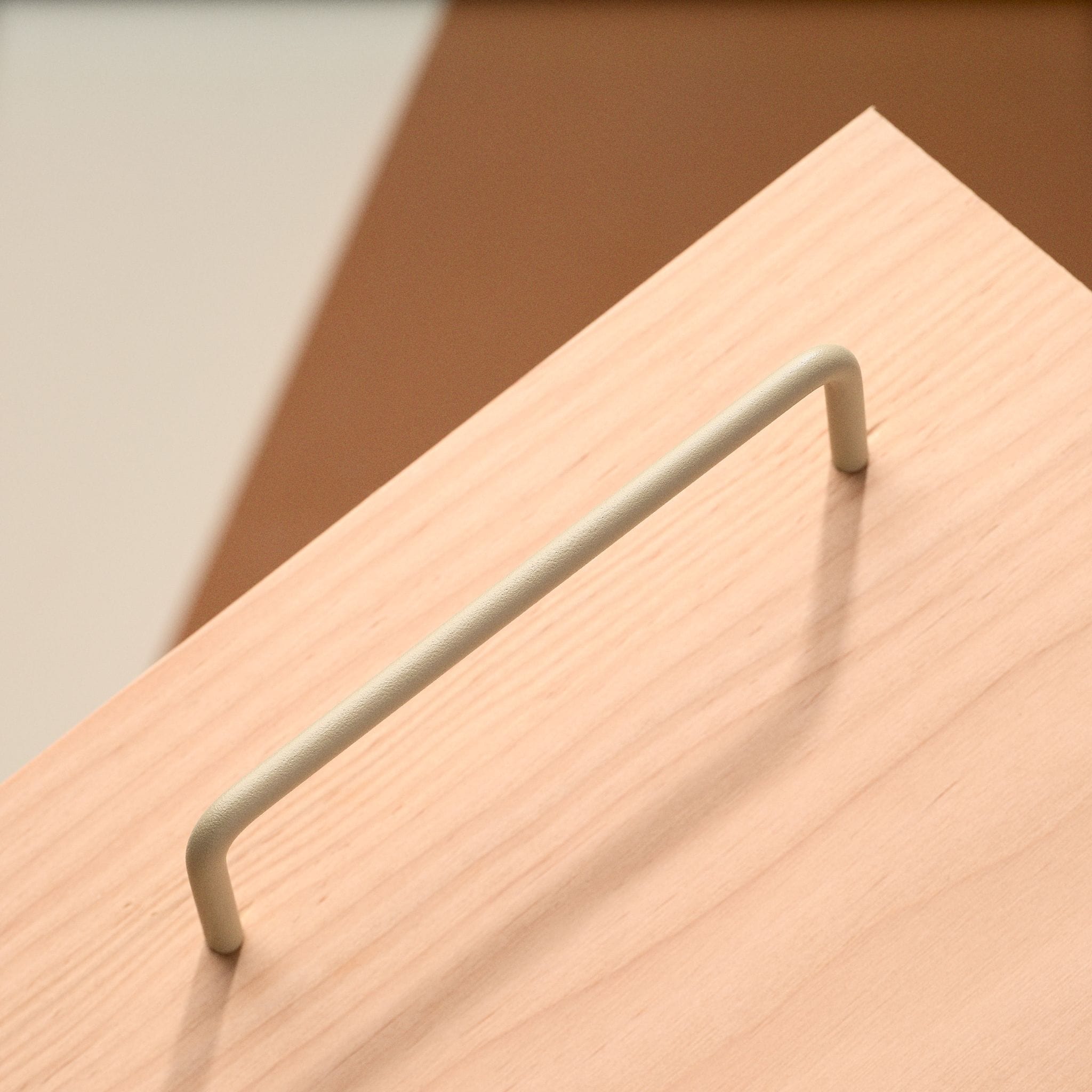 Thread | Greb i Greige - med løs bagplade L 136 mm (C/C 128 mm) Toniton 401046-11 FINICC