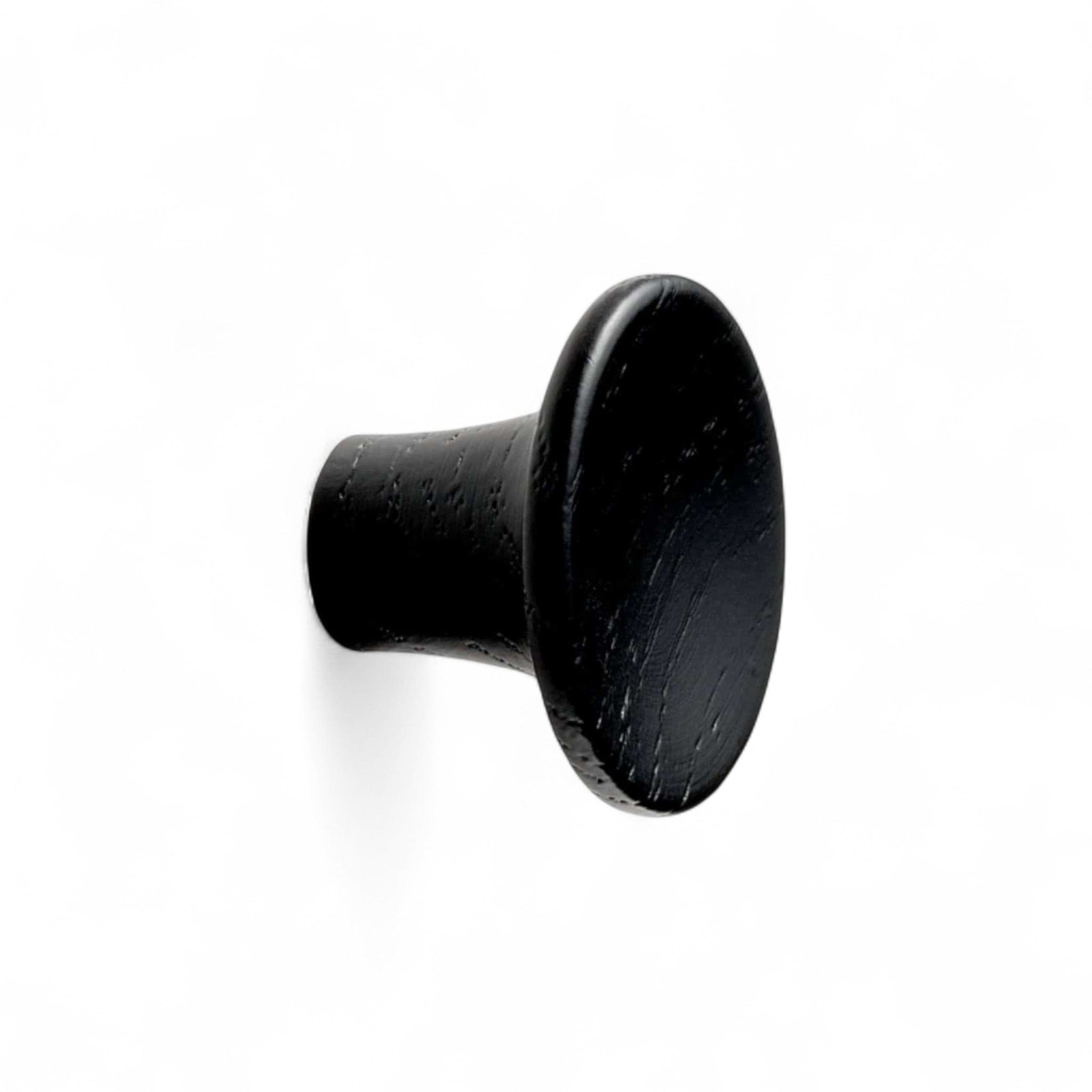 Tuba | Knage i Sortbejdset Træ Ø 28 mm x D 19 mm Vonsild VS-109120028-994-KN FINICC