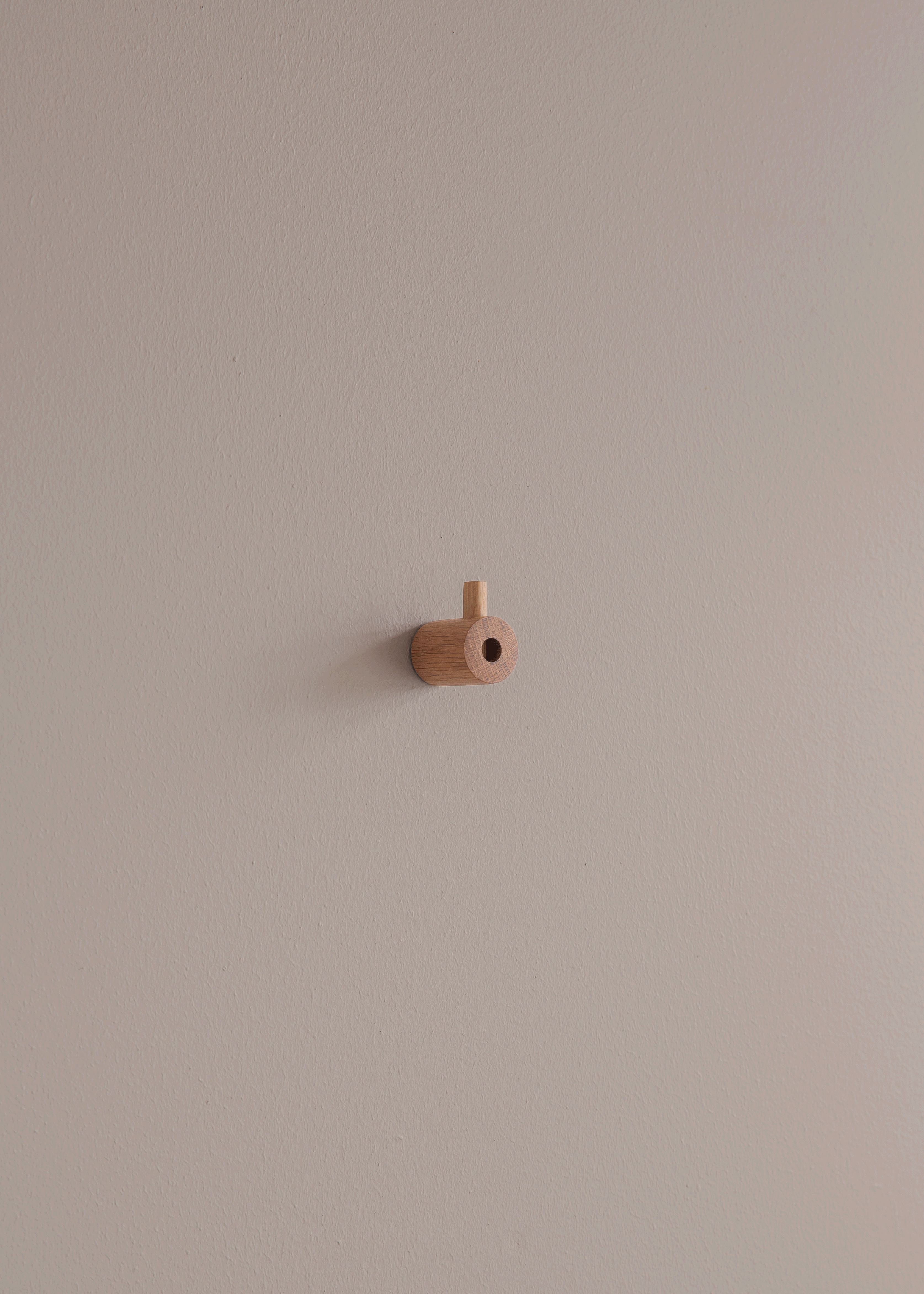 Wooden Wall Hook | Knage i Lakeret Eg Ø 2,8 cm x D 3,8 cm Moebe MB-WWHO FINICC
