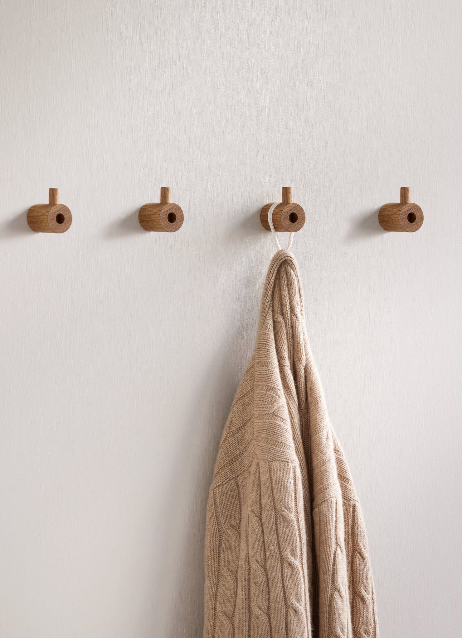 Wooden Wall Hook | Knage i Lakeret Eg Ø 2,8 cm x D 3,8 cm Moebe MB-WWHO FINICC