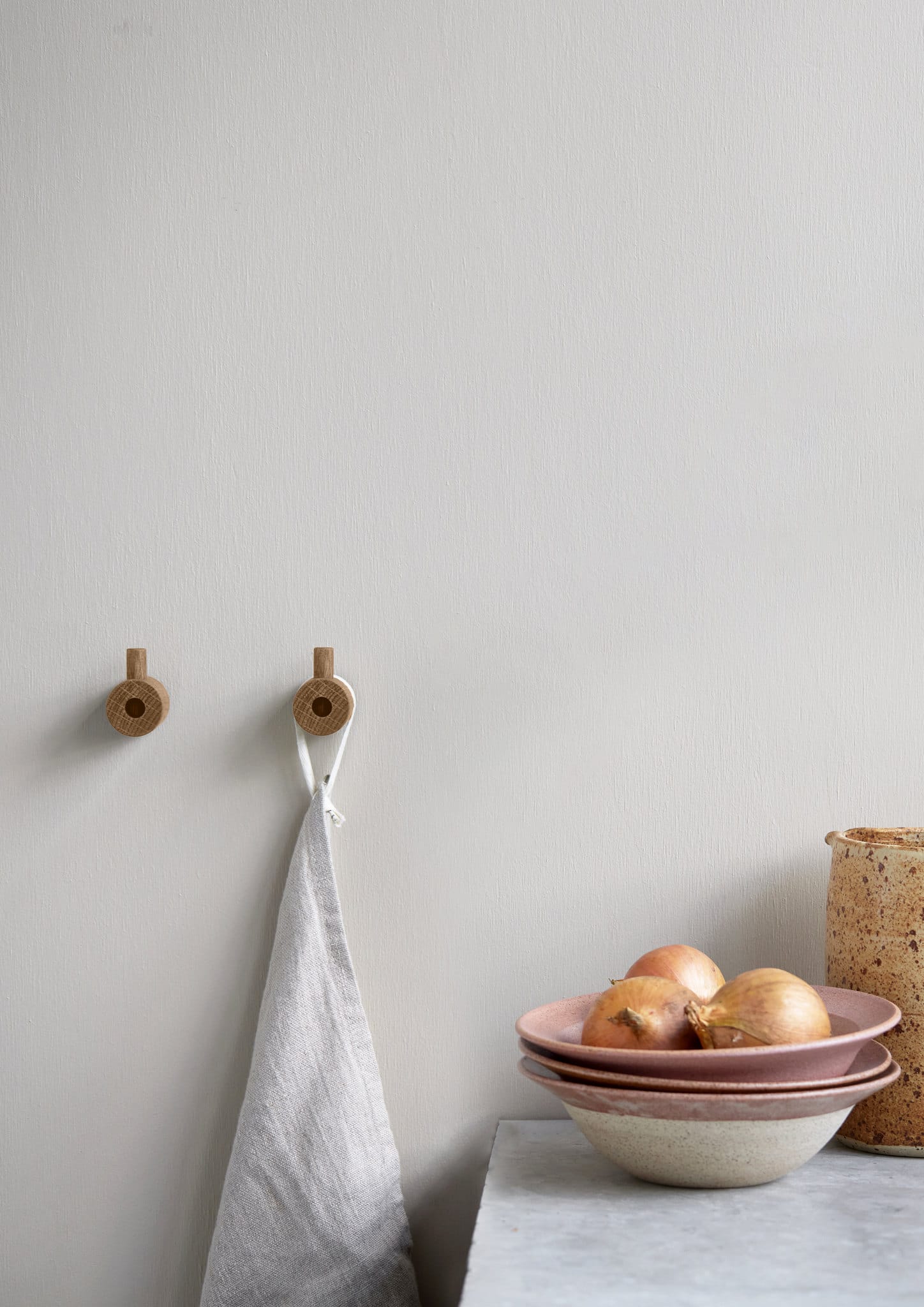 Wooden Wall Hook | Knage i Lakeret Eg Ø 2,8 cm x D 3,8 cm Moebe MB-WWHO FINICC