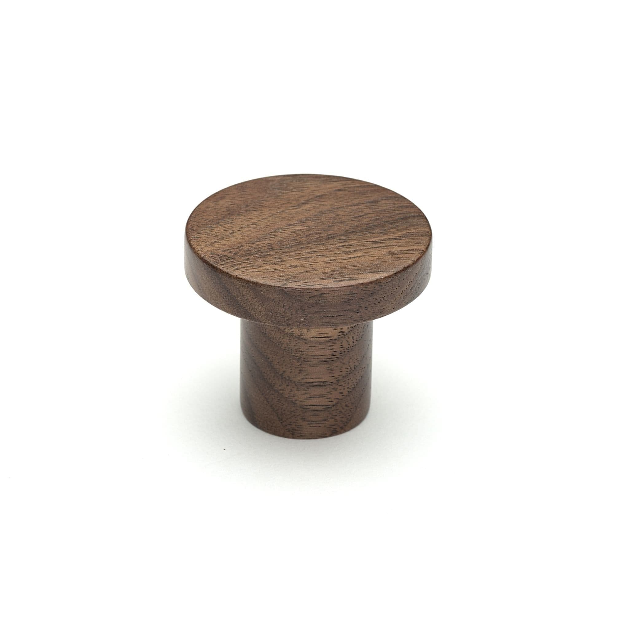 Circum | Møbelknop eller Knage i Lakeret Valnød Ø 48 mm x D 40,5 mm Vonsild VS-106720048-292 FINICC