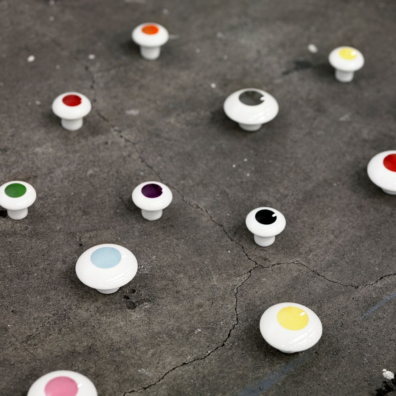 Dot Grey | Møbelknop eller Knage i Porcelæn / Grå Anne Black FINICC