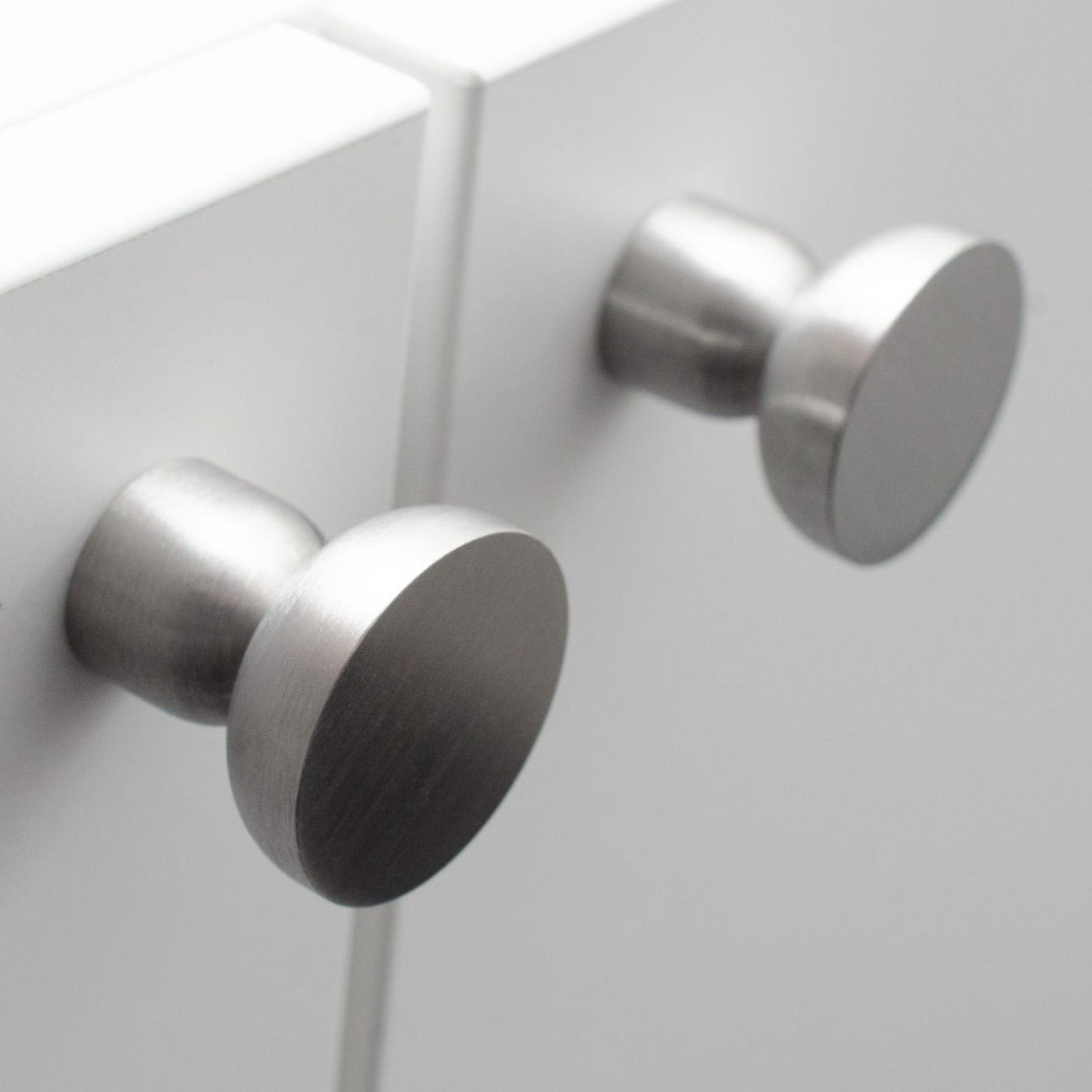 Kokeshi 3032  | Knop/Knage i Børstet Rustfrit Stål Ø 30 mm x D 32 mm BB Sweden BB-KN52RB FINICC
