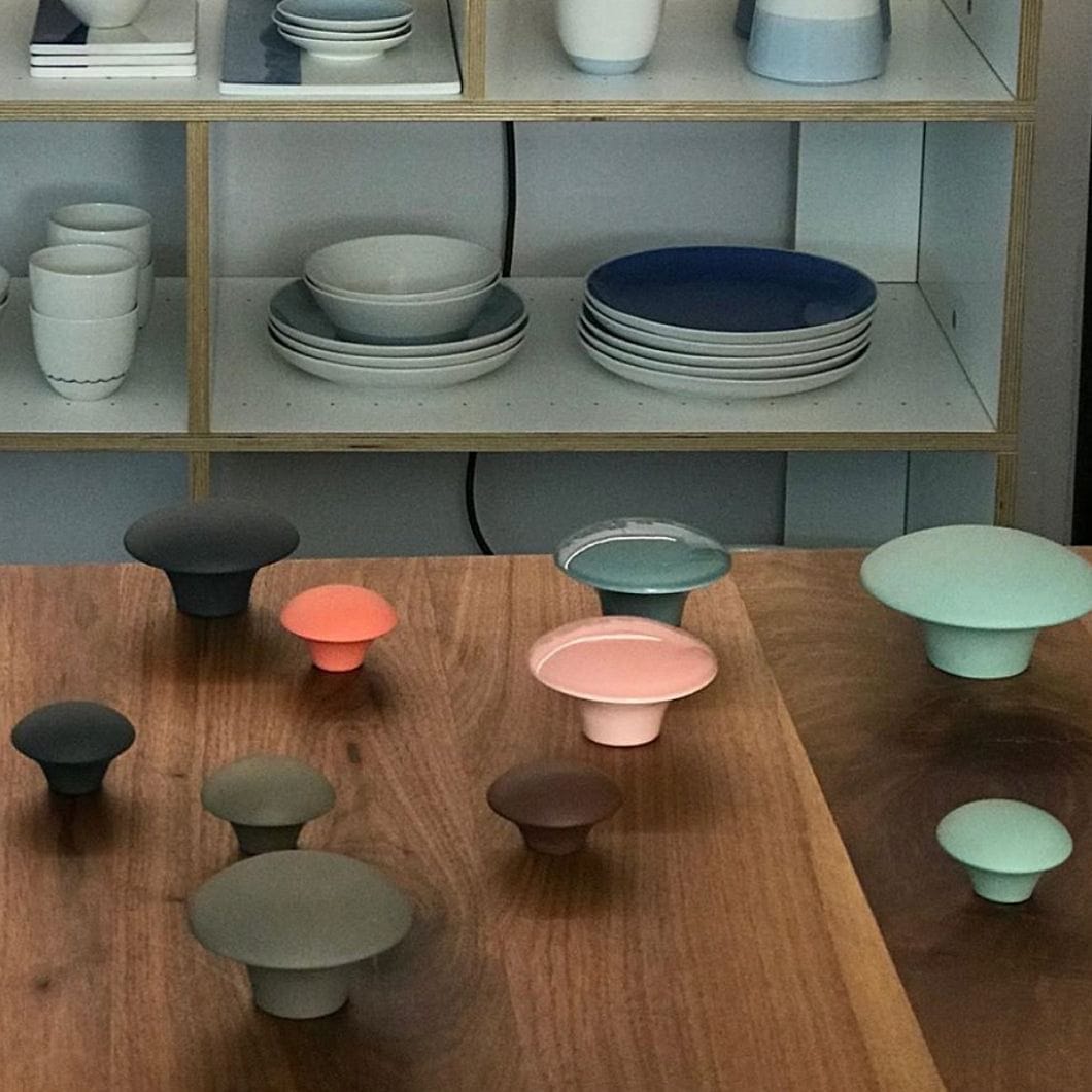 Mat Green | Møbelknop eller Knage i Porcelæn / Mat Grøn Anne Black FINICC
